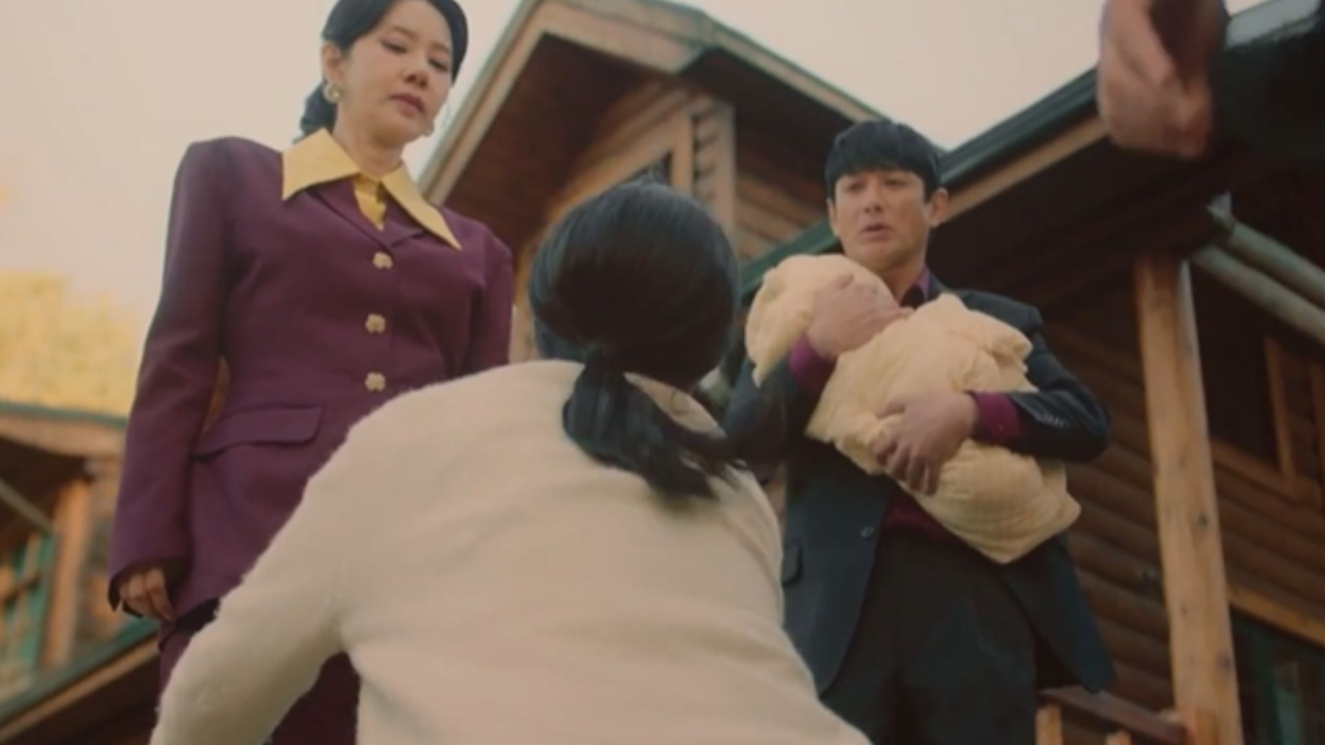 Nhân vật chính kiên định ký sắc lệnh cải cách bộ máy hành chính ngay tại phòng làm việc của lãnh đạo đặc khu