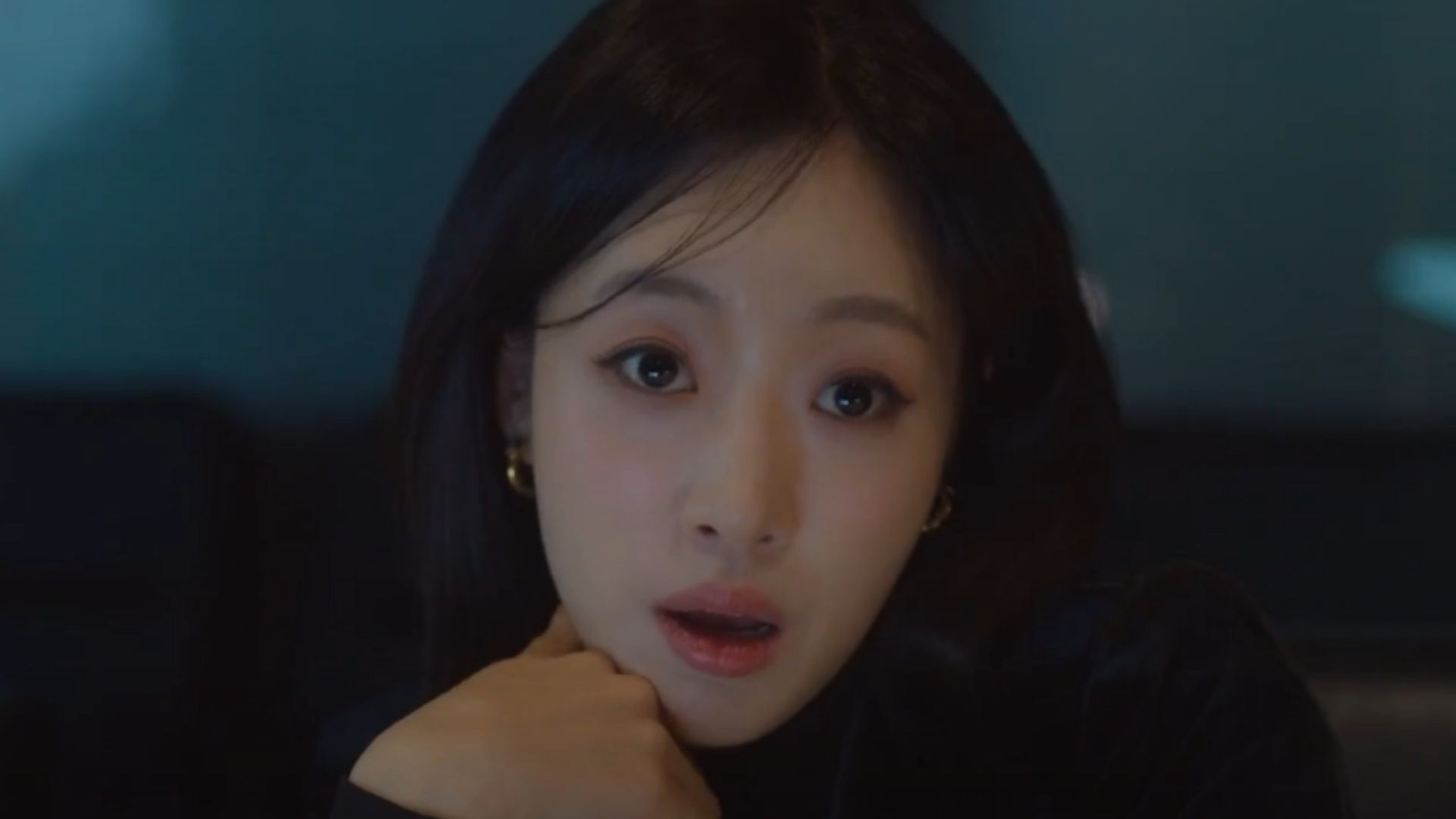 Ánh mắt đầy quyền uy của Oh Jang Mi khi thực thi lệnh bắt giữ cuối cùng đối với kẻ cầm đầu Chae Hwa Young