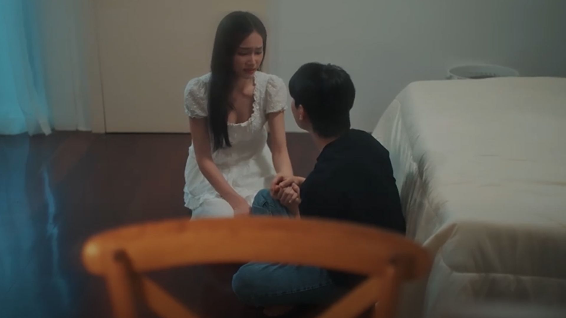 Tonfah dịu dàng an ủi Typhoon trên đỉnh đồi, giúp cậu tìm lại niềm tin vào tình yêu và bản thân