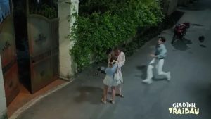 Pha "cứu mỹ nhân" tai hại của Tuấn khiến ông Hạnh lãnh trọn cú đấm vào mặt.