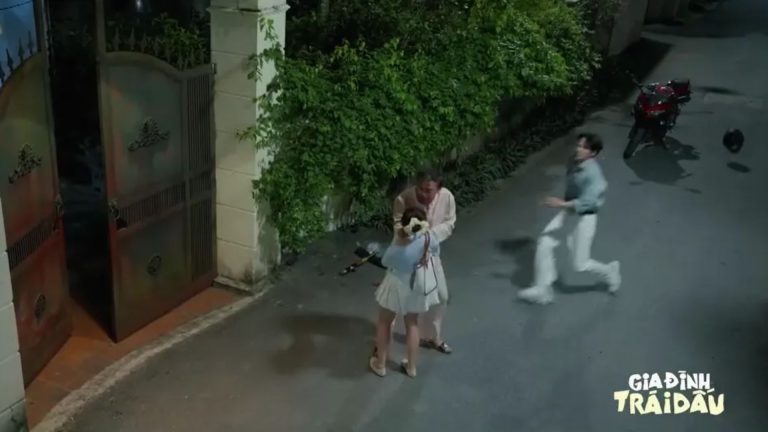 Pha "cứu mỹ nhân" tai hại của Tuấn khiến ông Hạnh lãnh trọn cú đấm vào mặt.