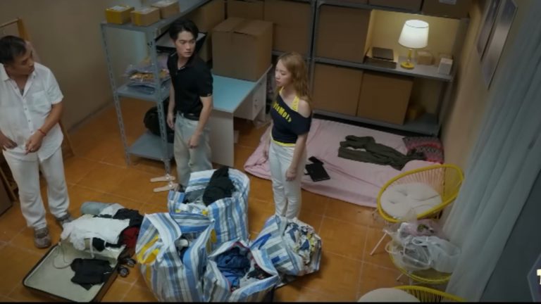 Ông Mộc bất lực khi con trai và bạn gái cãi lời, kiên quyết bảo vệ quan điểm sống thử.