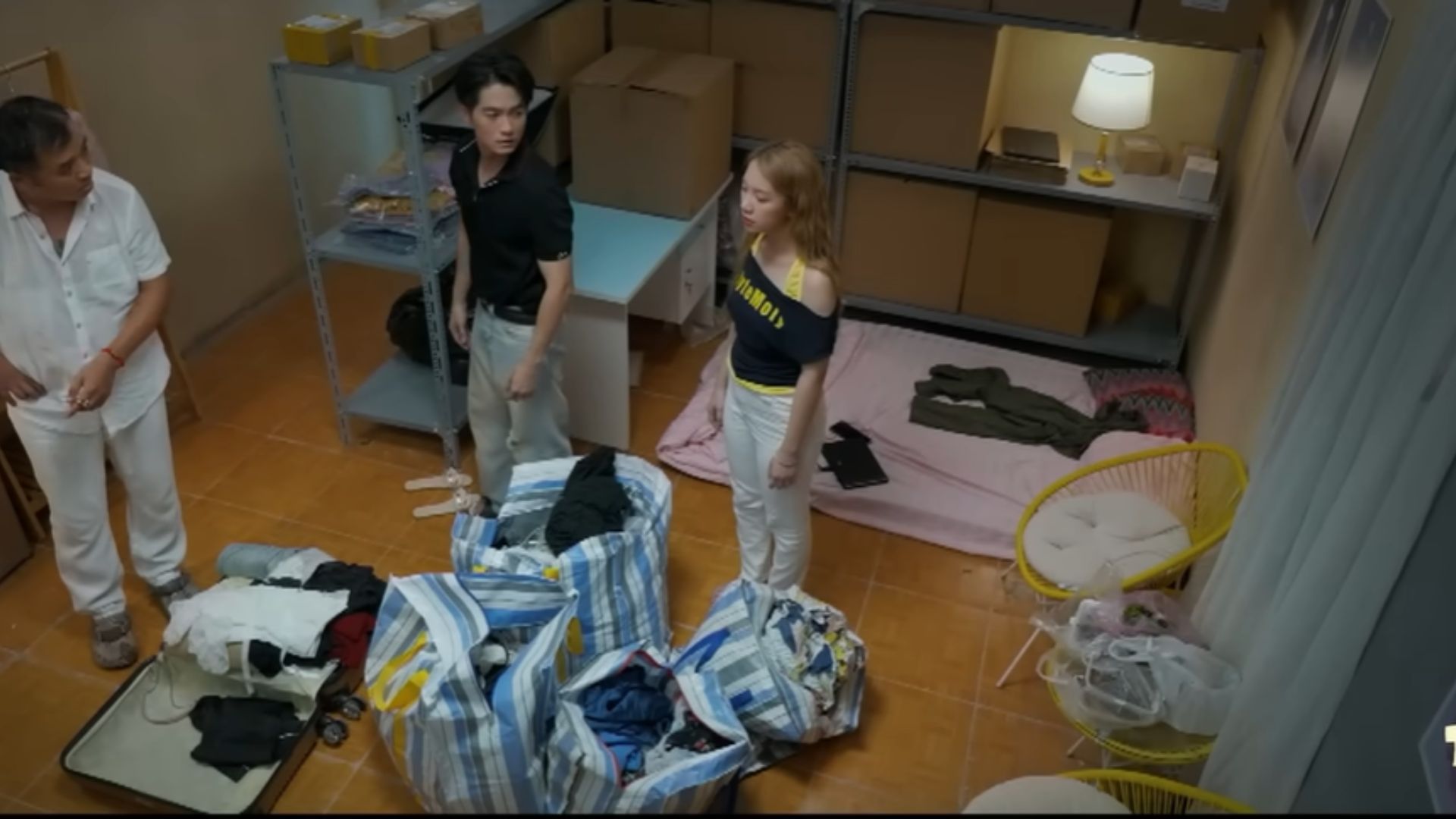 Ông Mộc bất lực khi con trai và bạn gái cãi lời, kiên quyết bảo vệ quan điểm sống thử.