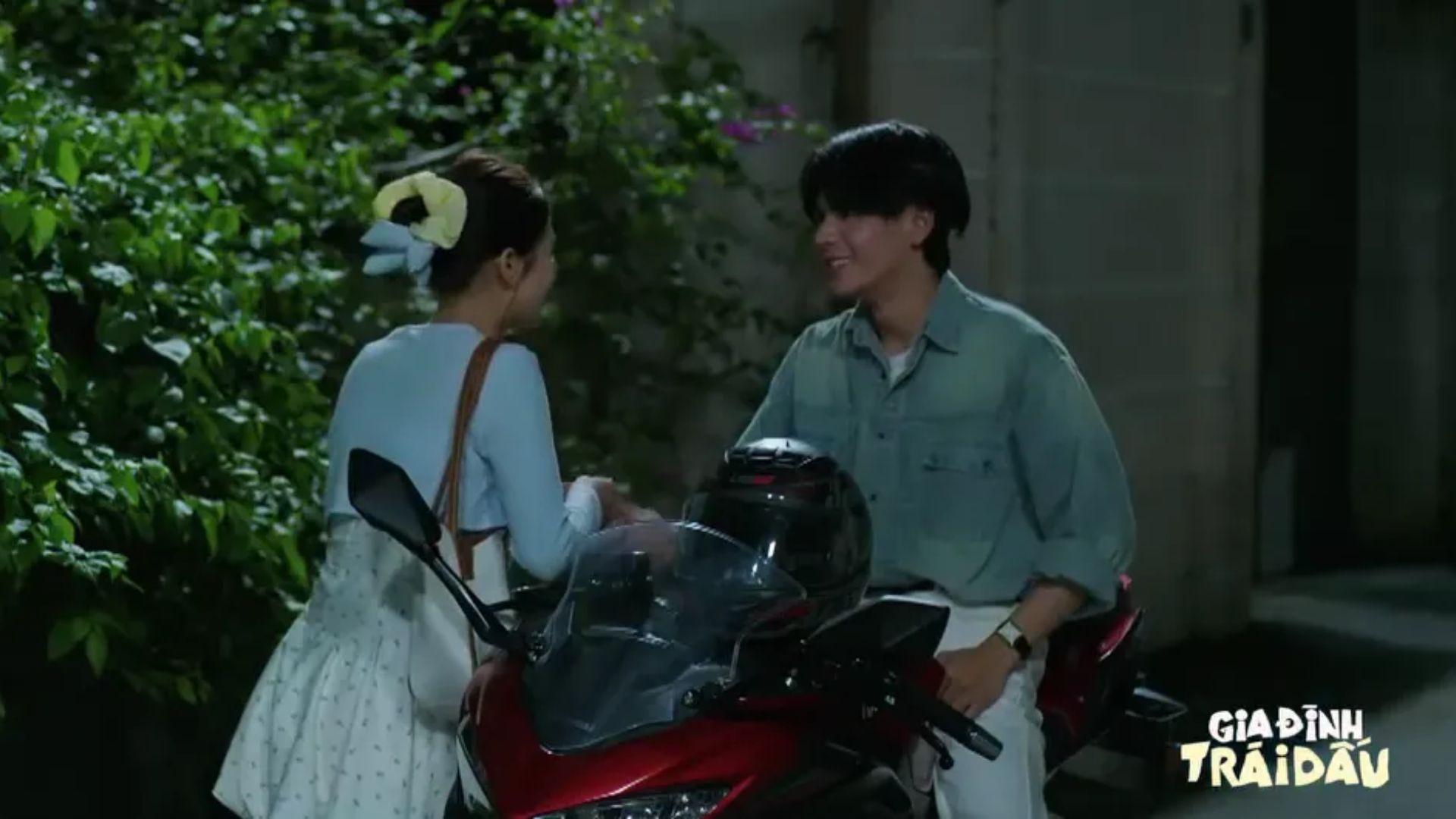 Tuấn đã bám theo Dương về đến tận cổng nhà cô nàng