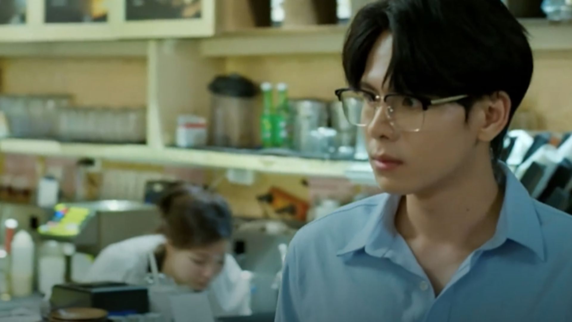 Ánh mắt hạnh phúc của Ông Phi khi nhìn các thành viên trong gia đình cùng nhau dọn dẹp nhà cửa đón Tết