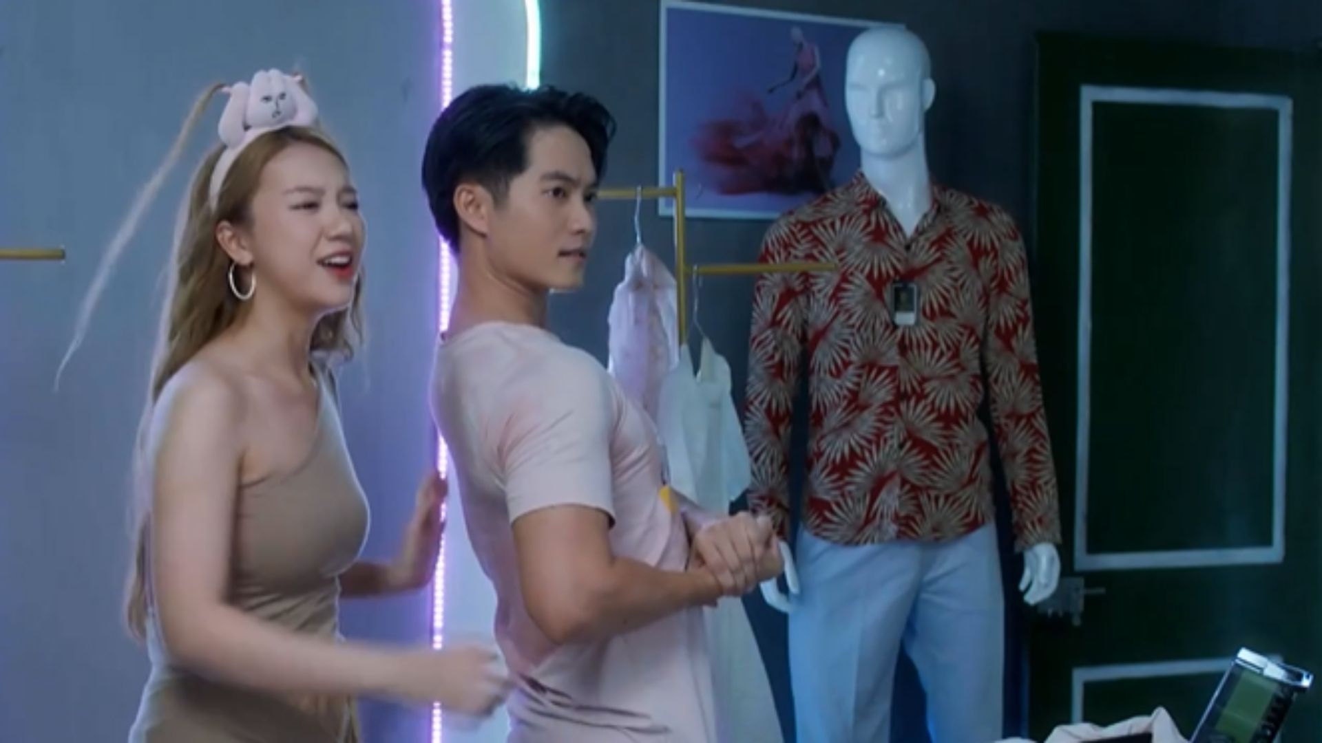 Bà Ánh dịu dàng chăm sóc Ông Phi, khẳng định tình yêu vĩnh cửu bất chấp những thăng trầm của cuộc sống