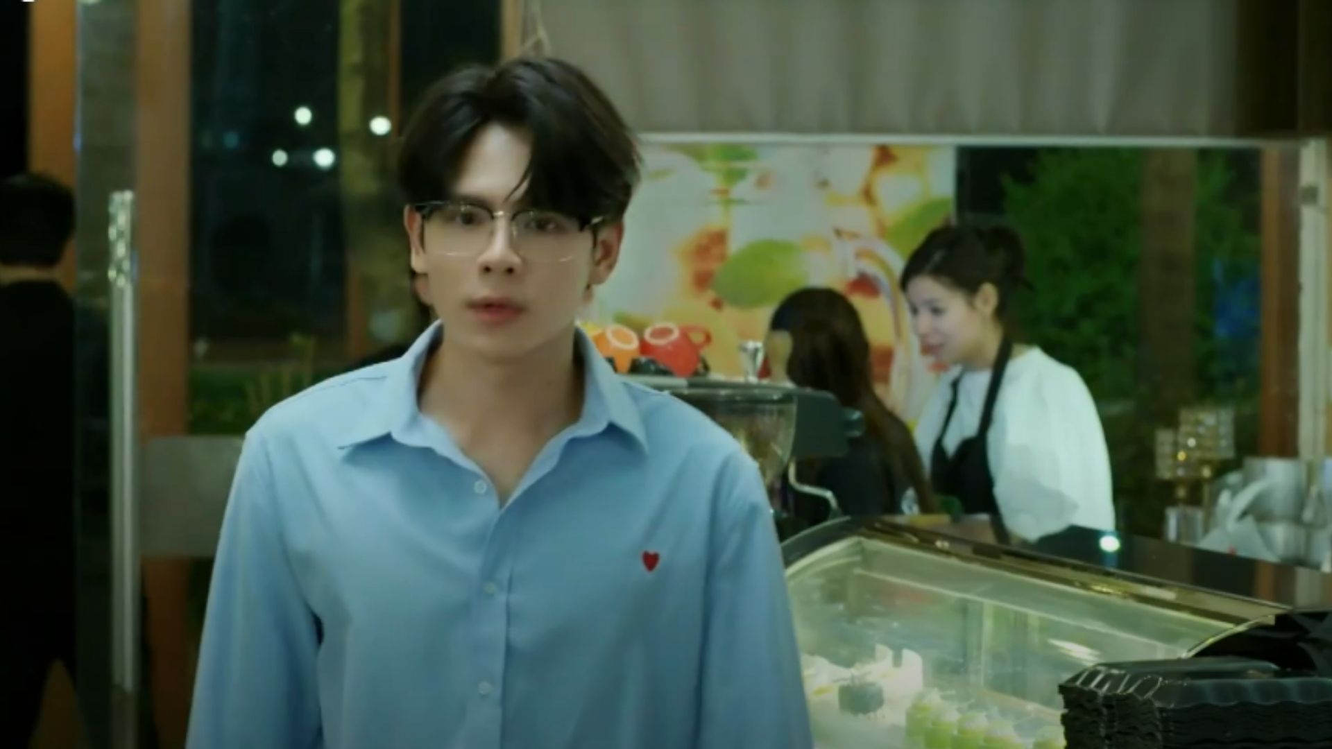 Ông Phi hăm hở chỉ đường cho cả nhà trong chuyến hành trình du xuân tiết kiệm nhưng tràn đầy tiếng cười