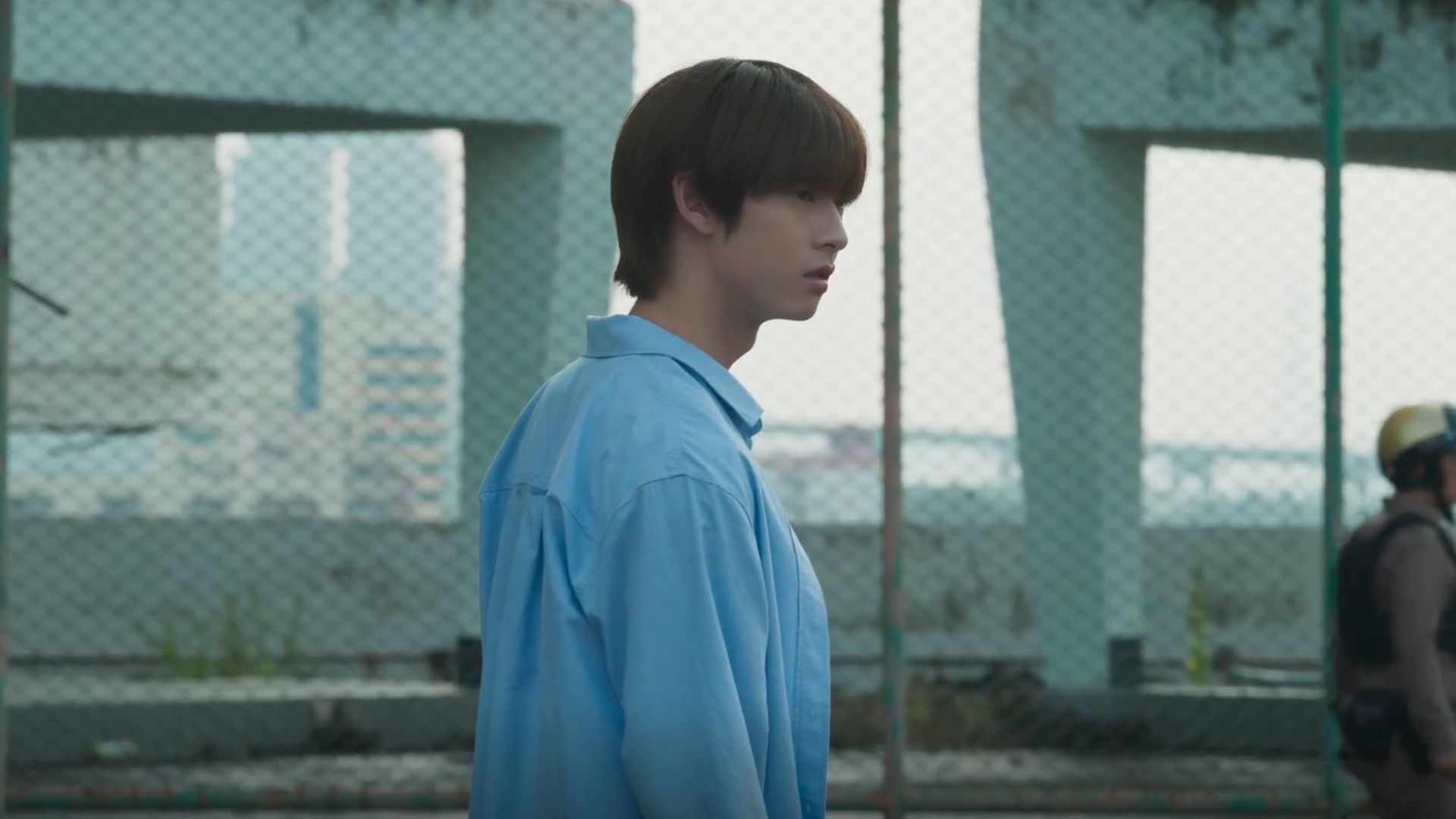 Singha bảo vệ Thup khi bước vào vùng đất bị nguyền rủa