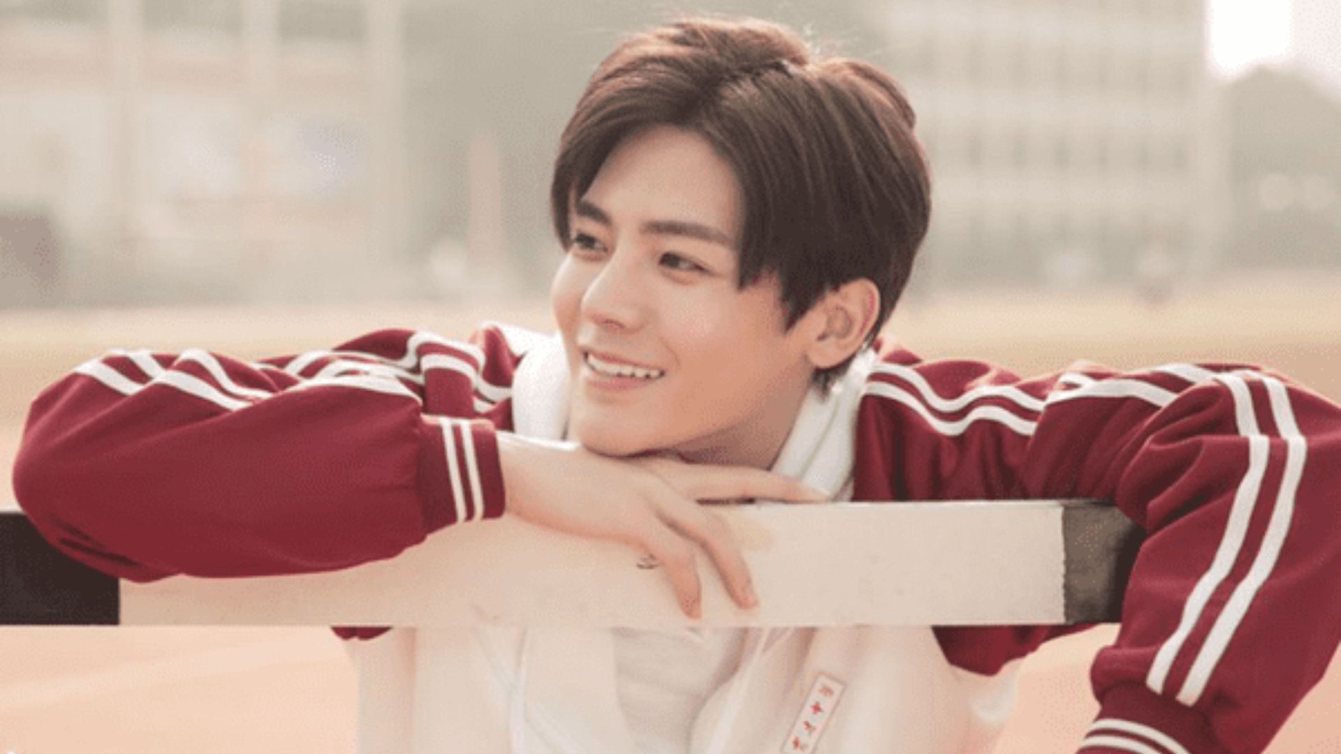 Hầu Minh Hạo tiếp tục thử sức trong hình ảnh nam thần thanh xuân vườn trường