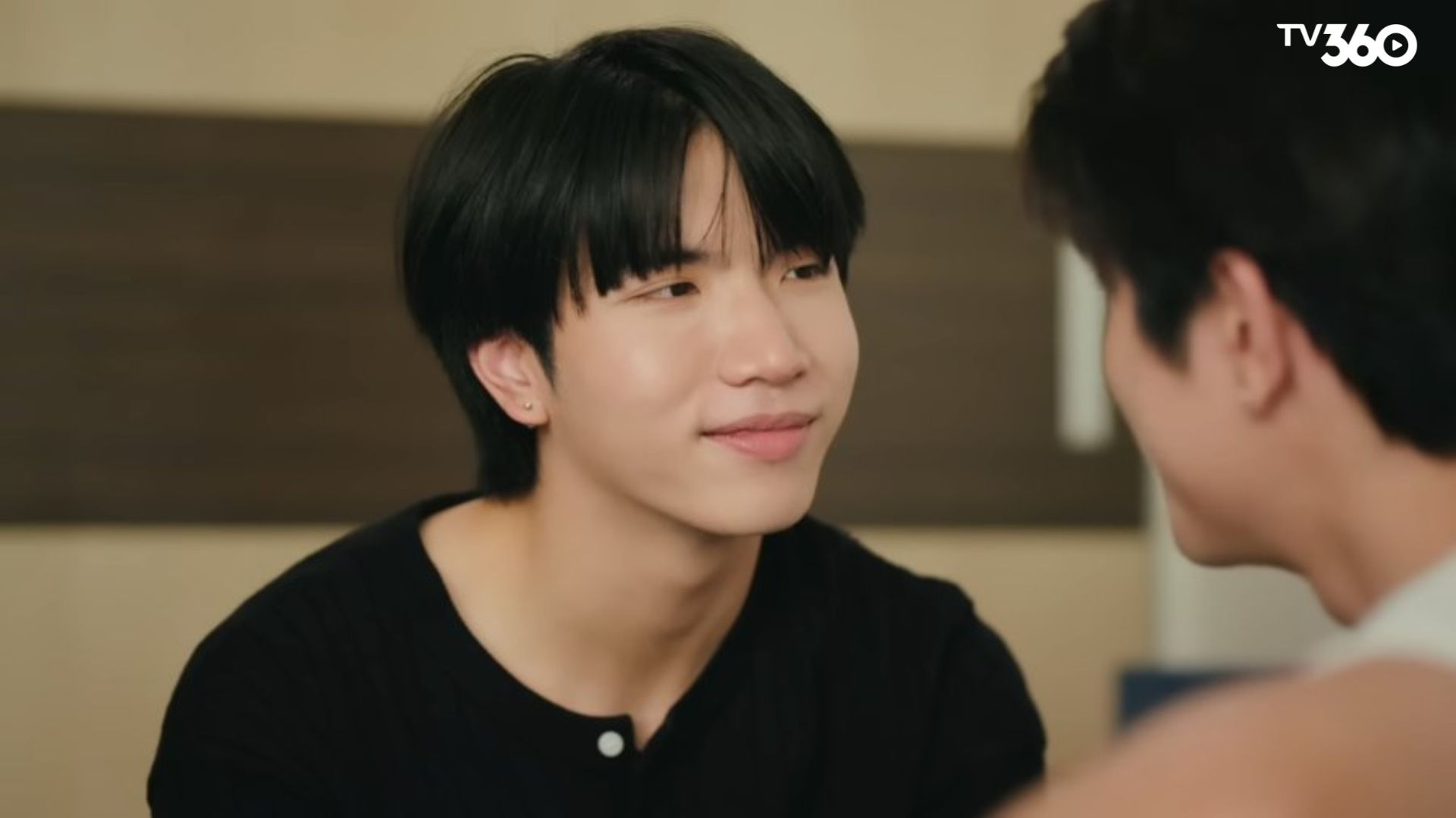 Keen hóa thân Jinn kiêu kỳ nhưng cô đơn, tạo phản ứng hóa học rực rỡ