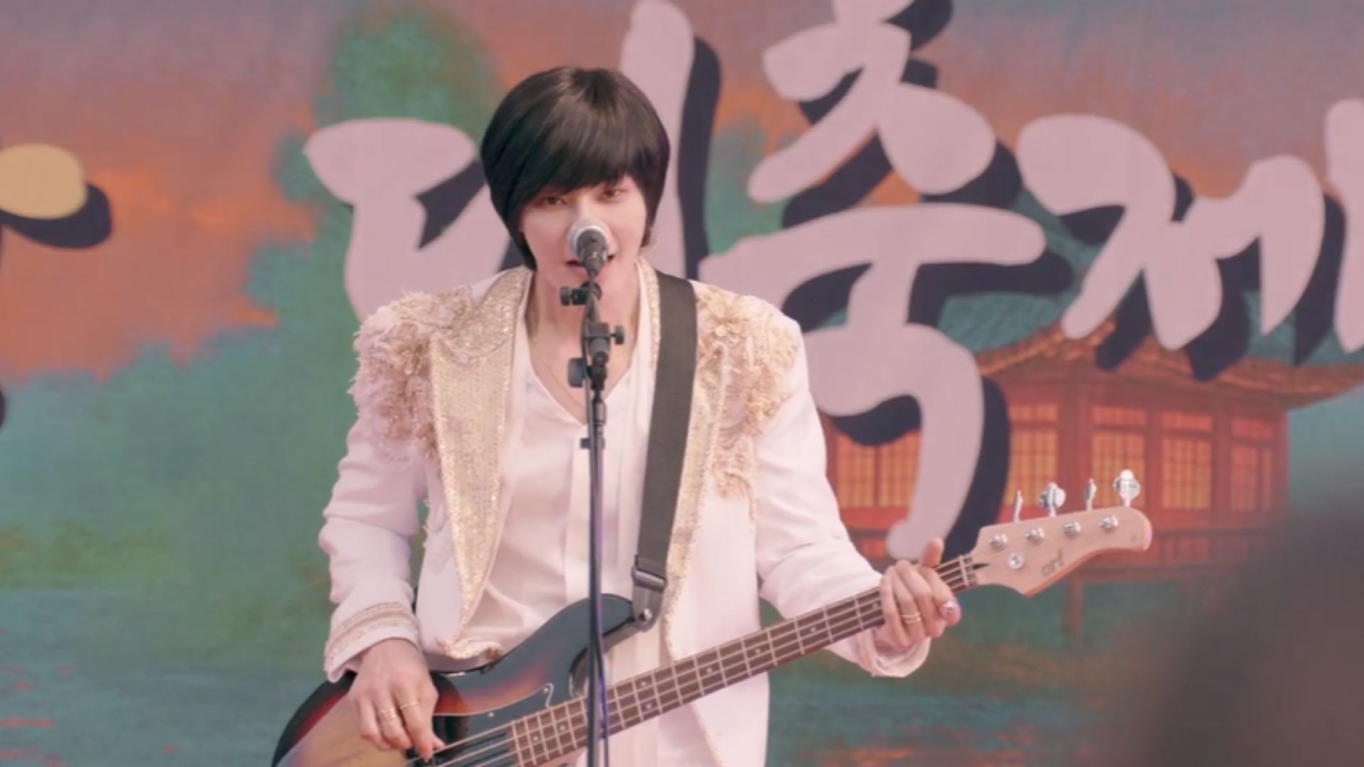 Maeng Se-na tập trung rà soát các tệp dữ liệu hình ảnh hậu trường để tìm ra kẽ hở của hung thủ