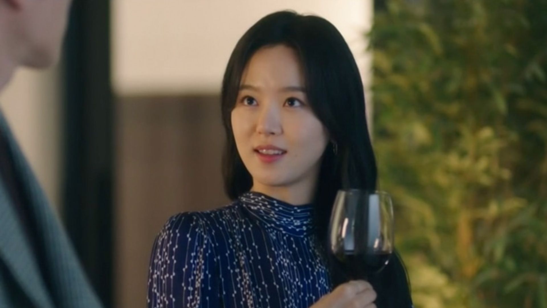 Kang Han-na gây chú ý với vẻ đẹp thanh tú nhưng không ngại thử thách