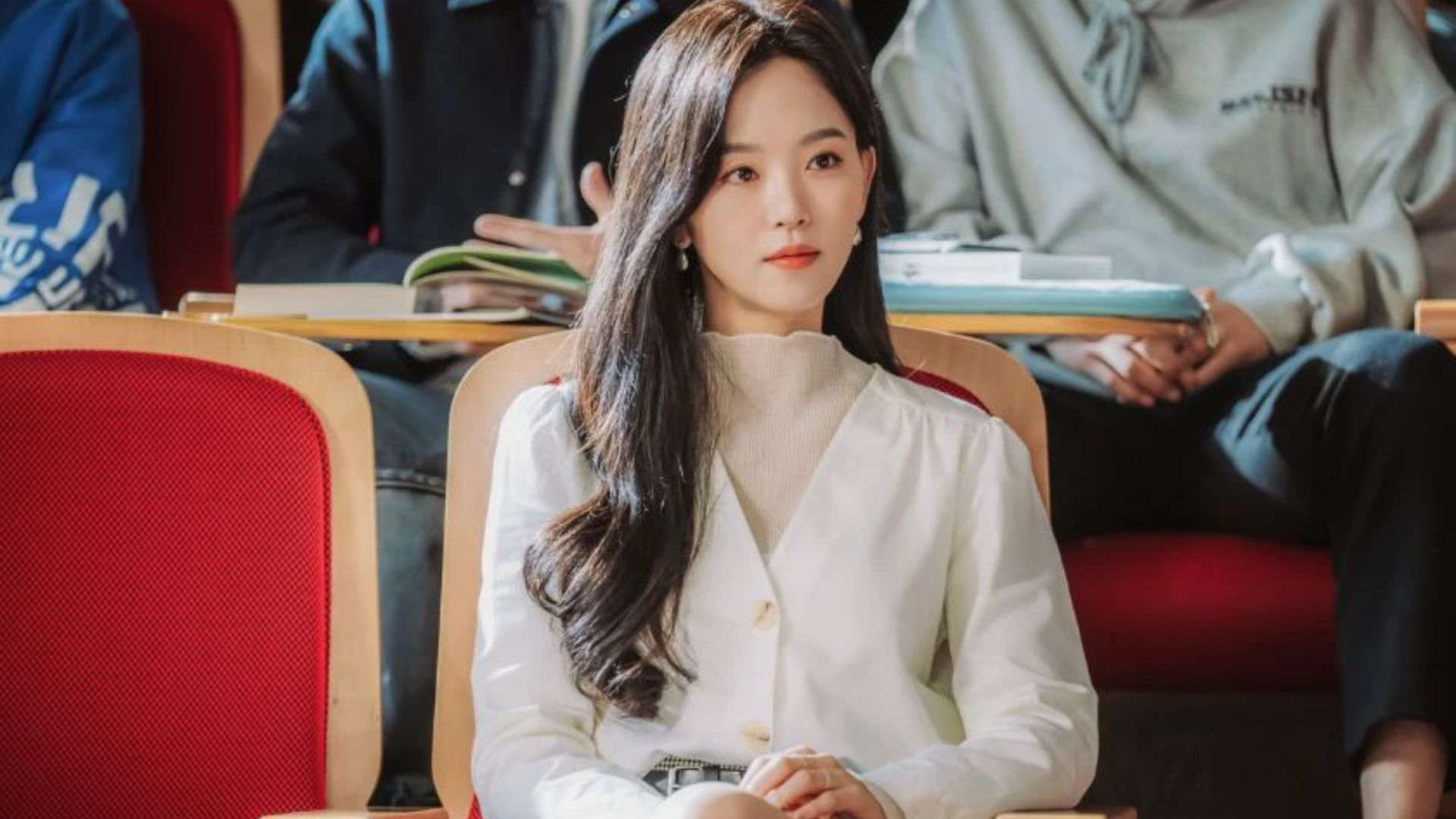 Kang Han-na sở hữu vẻ đẹp vừa sang chảnh vừa không kém phần ngọt ngào