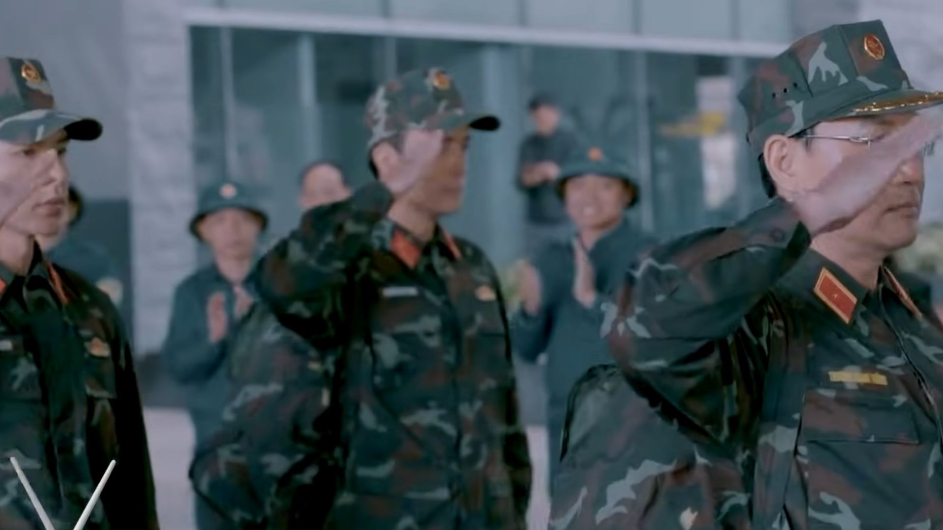 Giây phút trầm tư của Kiên bên bản đồ tác chiến chiến lược