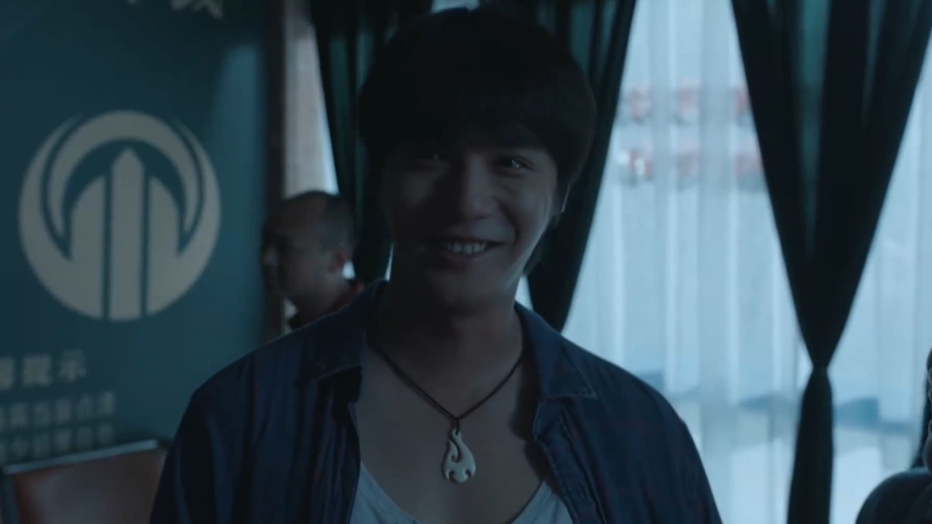 Trương Triệu Uyên tập trung cao độ khi điều chỉnh hệ thống drone sinh thái trên thực địa