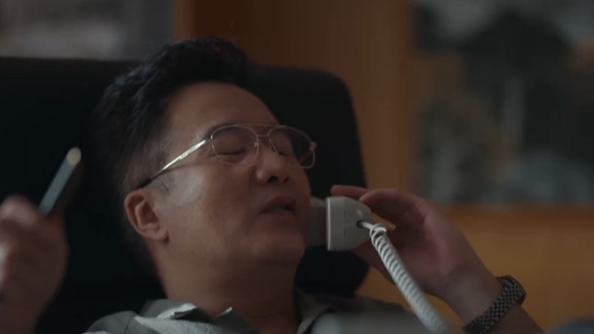 Ngô Tuyết Tình rạng rỡ bên các em nhỏ trong buổi ngoại khóa đầu tiên tại khu bảo tồn rừng ngập mặn