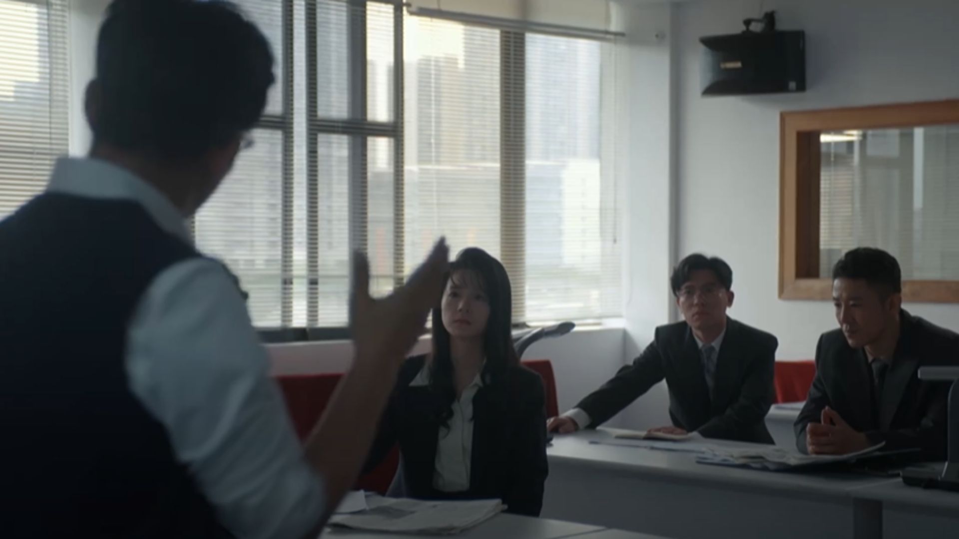 Trương Triệu Uyên, Hồng Phó và Ngô Tuyết Tình cùng nâng cao huy chương vinh danh giữa tiếng vỗ tay của thành phố