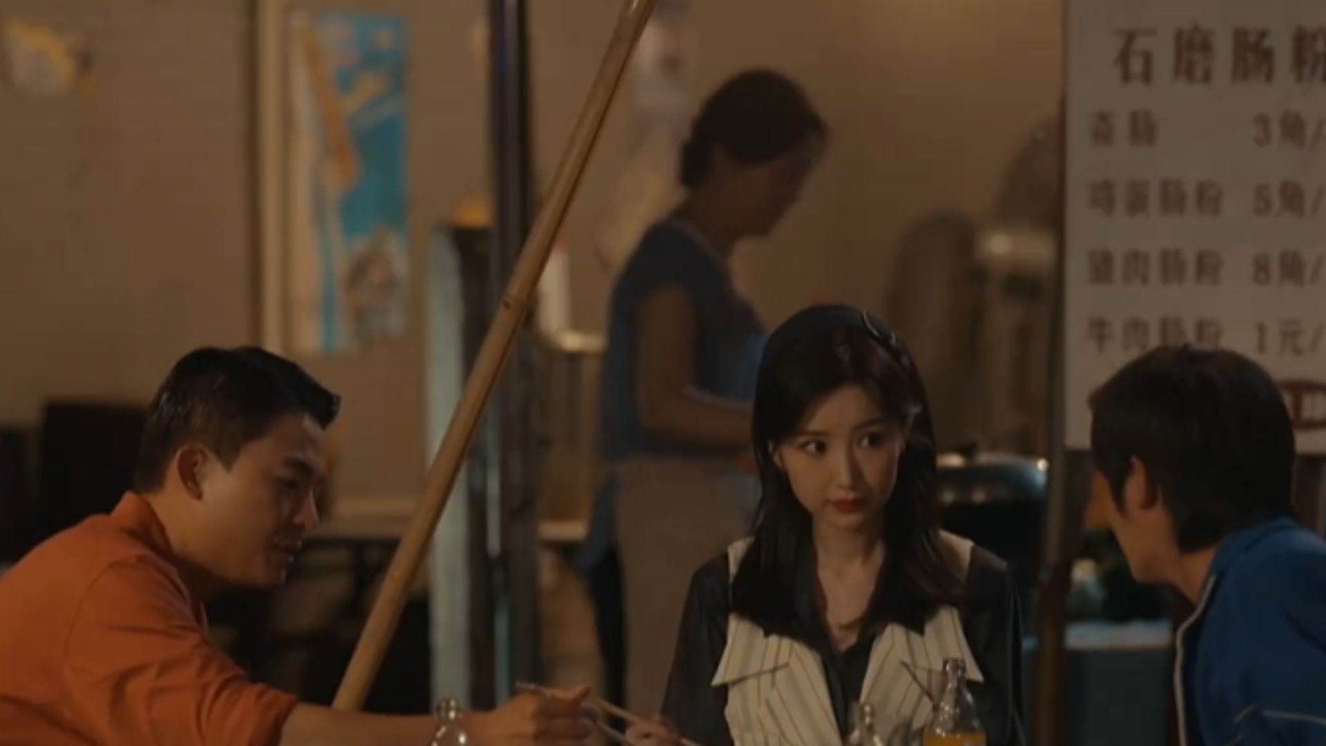 Ba người bạn cùng đứng nhìn về phía thành phố rực rỡ ánh đèn và mỉm cười mãn nguyện về hành trình đã qua