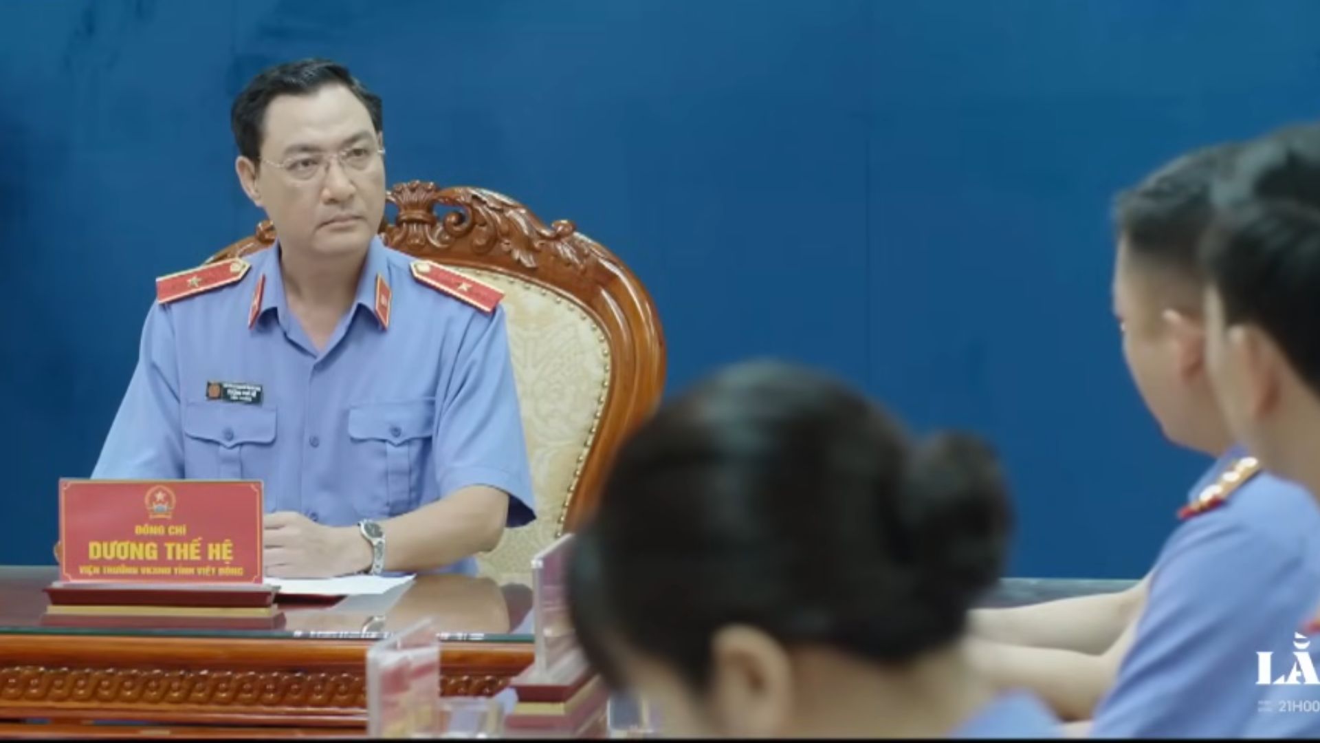 Ban chuyên án họp khẩn để bàn phương án đối phó khi các nghi phạm ngoan cố che giấu kẻ chủ mưu.