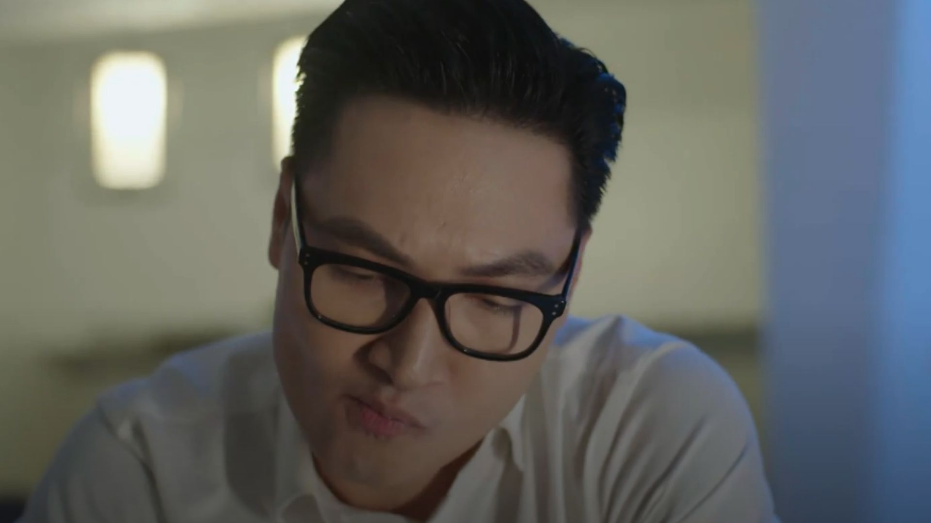 Lê Đình Sách thể hiện phong thái kiên định của người quyết tâm bảo vệ công lý đến cùng dù phải đơn độc