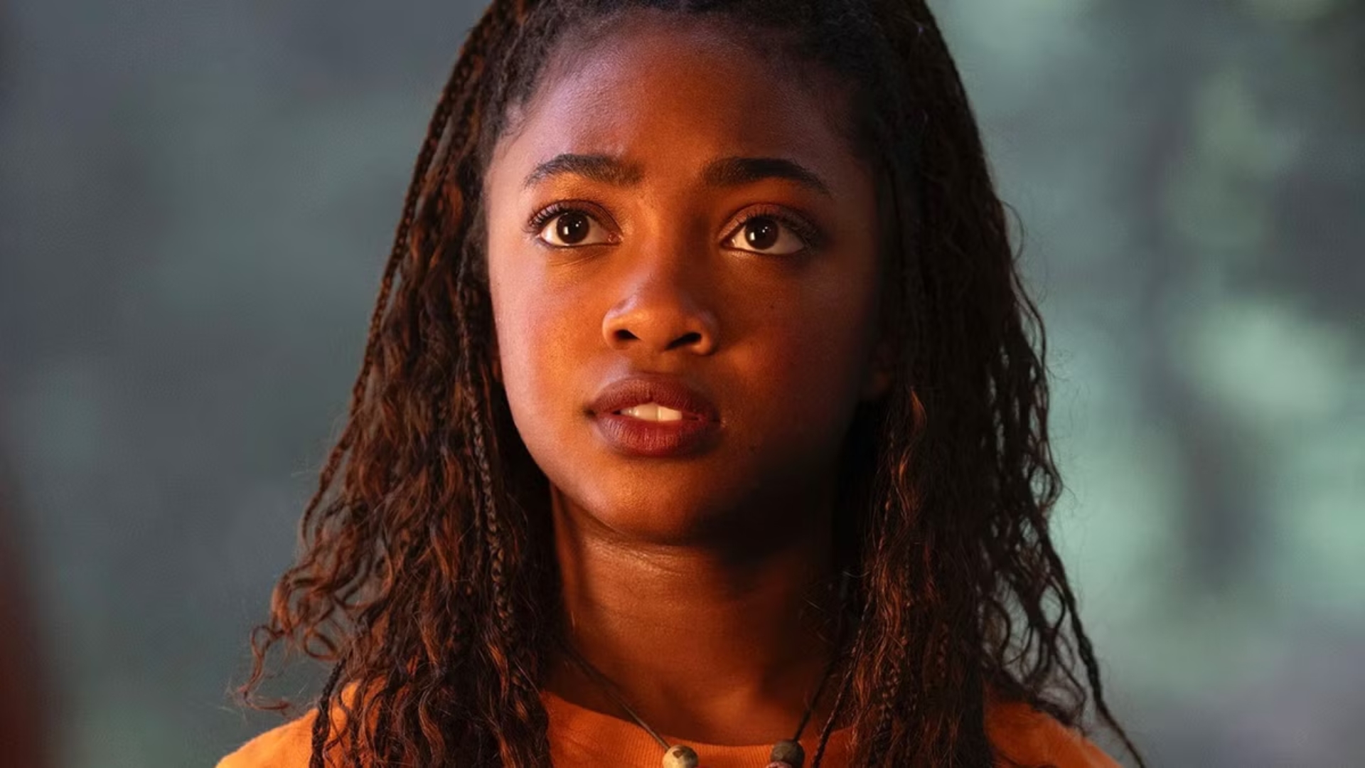 Leah Sava Jeffries khắc họa Annabeth thông minh, can trường và giàu chiều sâu