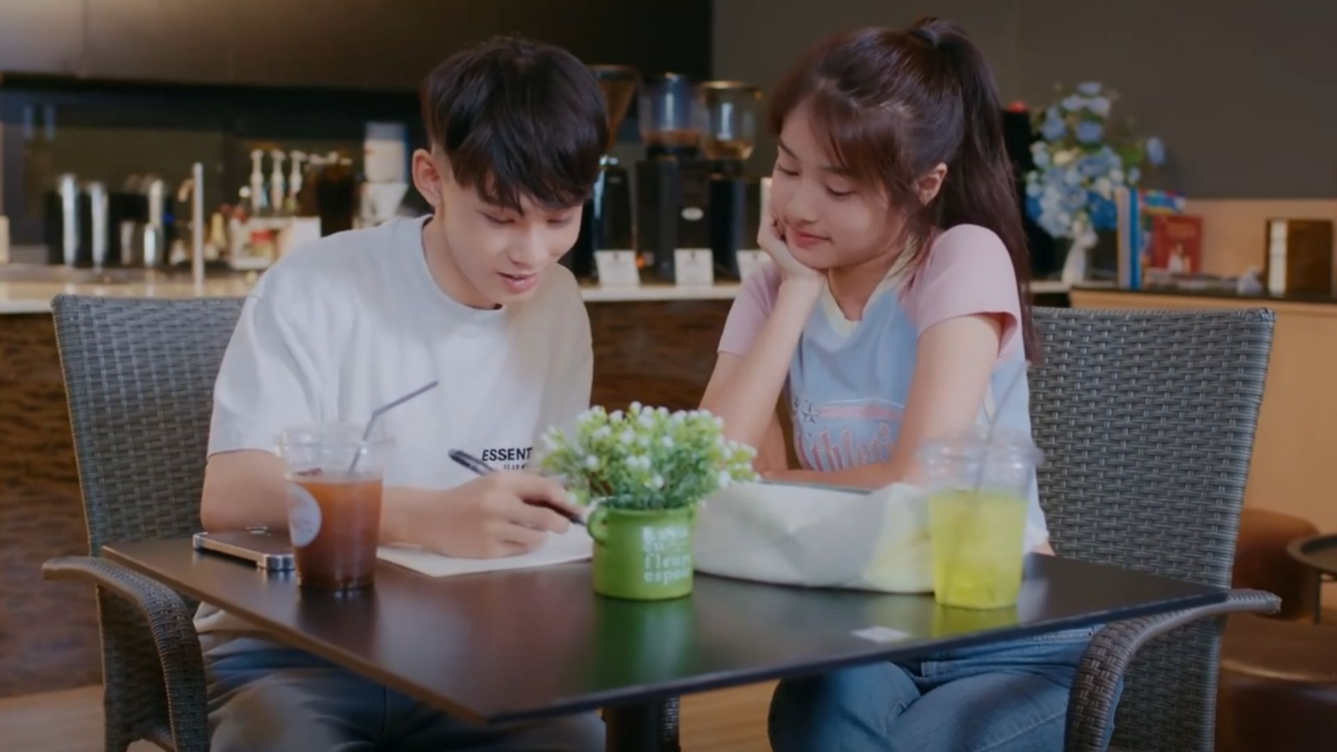 Giữa những sắc thái rực rỡ của cuộc sống, đôi khi ta cần một chút trầm mặc để thấu hiểu nhau hơn