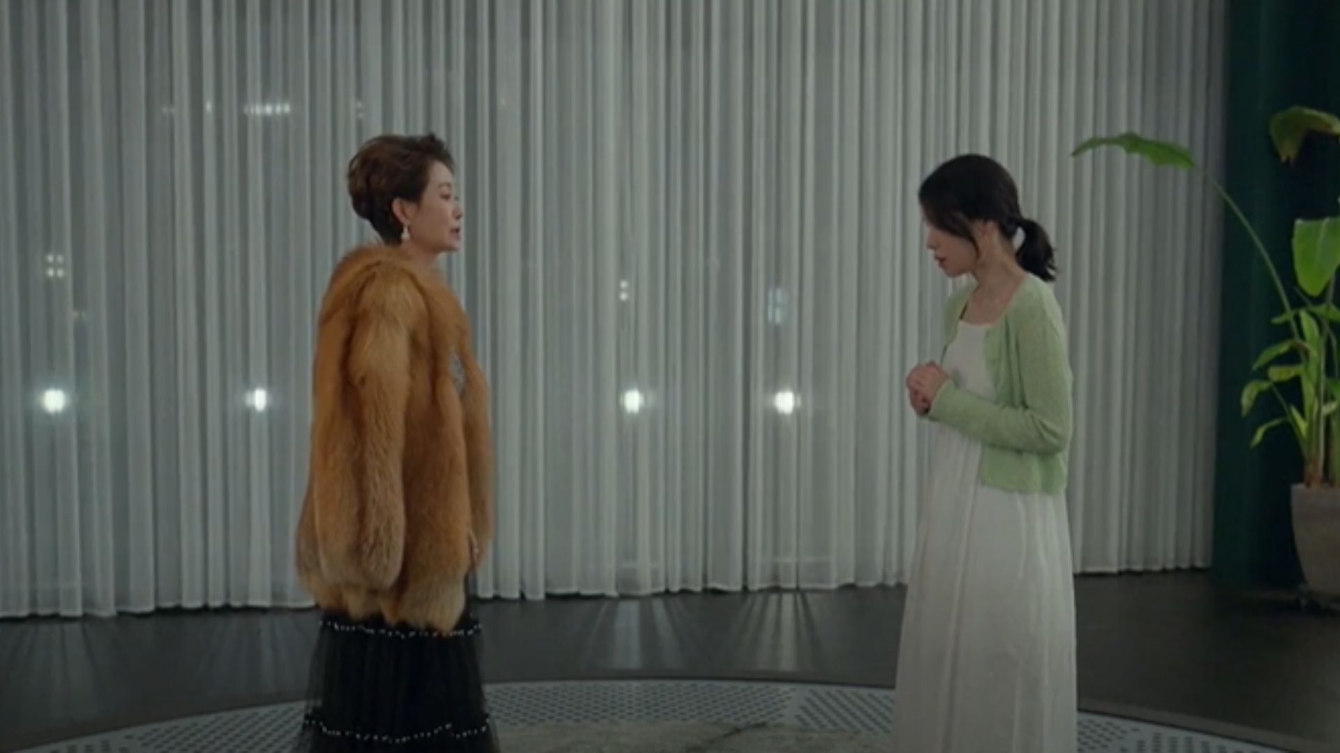 Nira bối rối khi đối mặt với quá khứ ngay trước mặt sếp