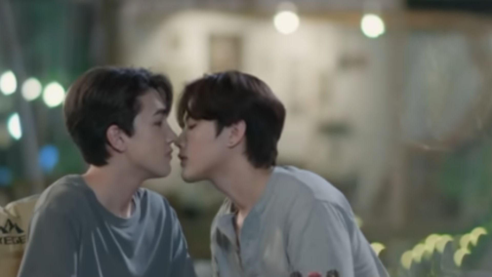 Lee Hye-yeong lặng lẽ quan sát Kim Jojo từ phía xa, nén lại nỗi đau để cầu chúc cho nàng được bình yên