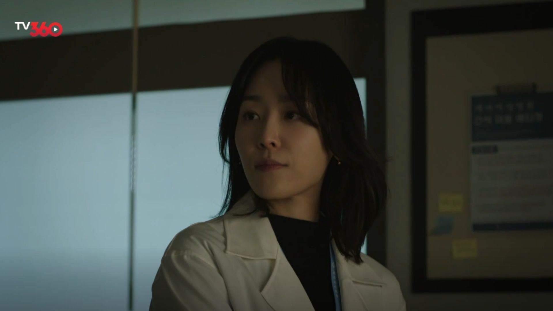 Ju Do Hyeon lặng lẽ quan sát nỗi buồn của Seo Jun Gyeong từ phía xa