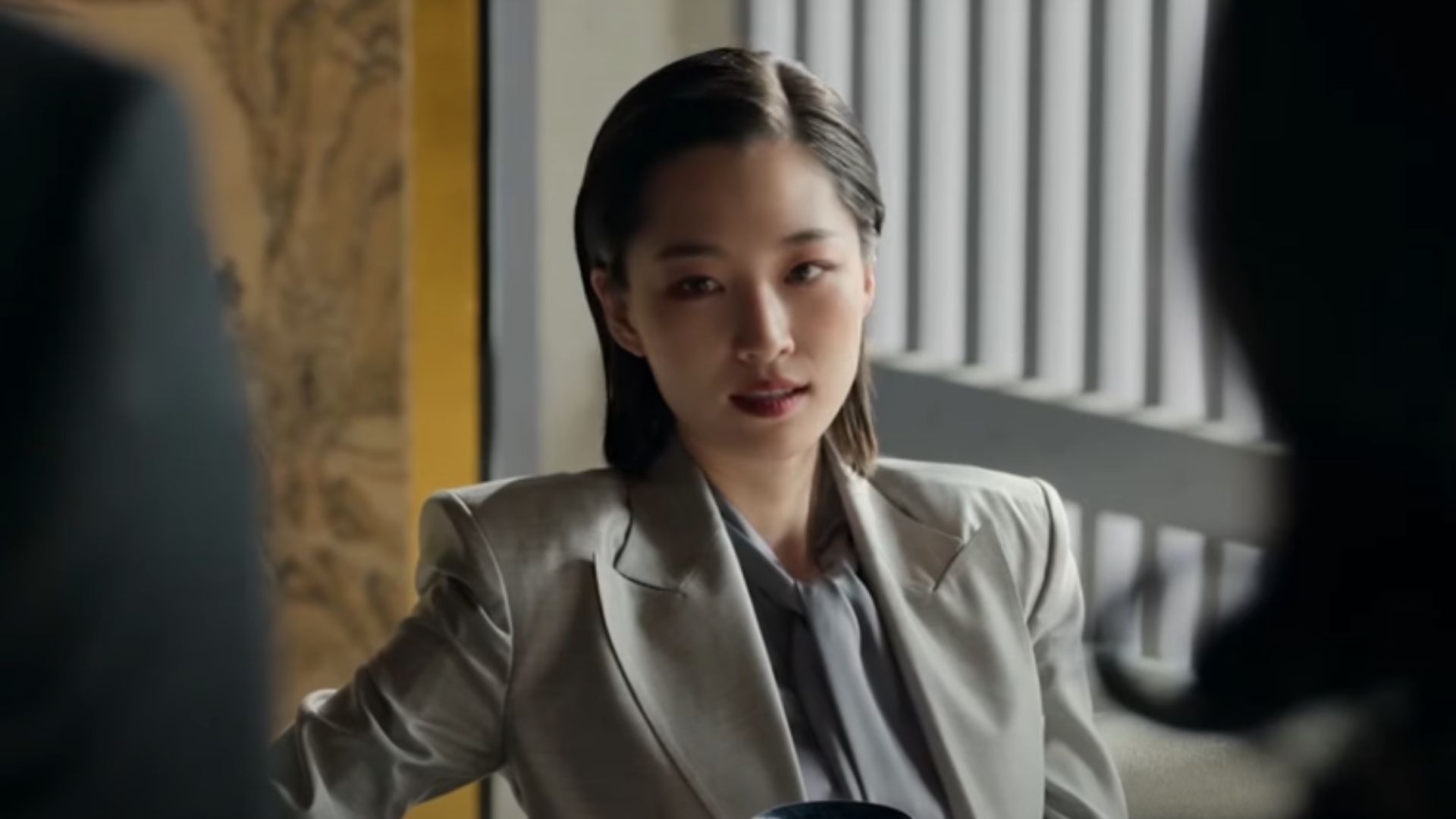 Baek Ki-tae tính toán chiến thuật trong căn phòng tối