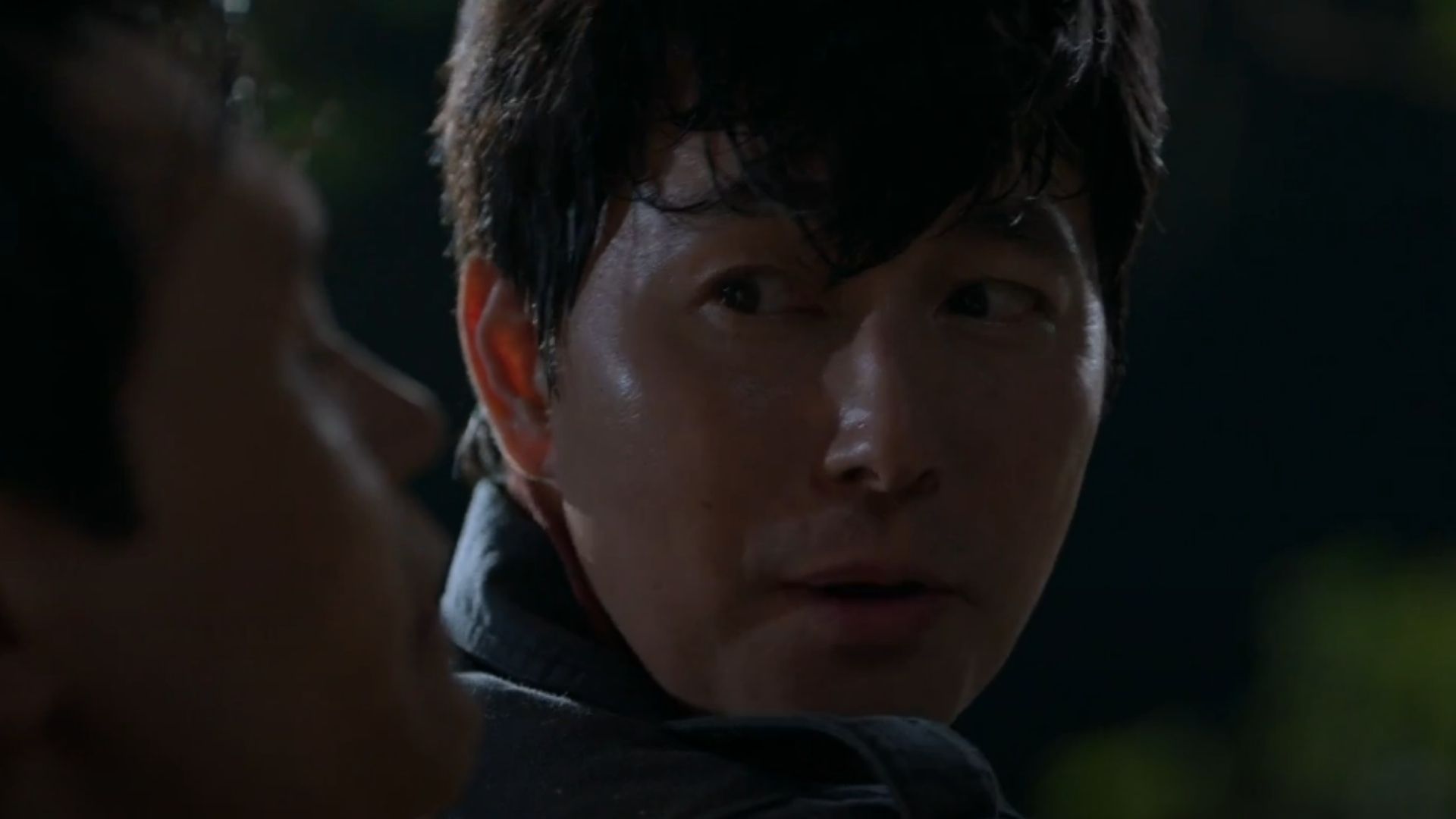 Kang Geon-woo quyết tâm thâm nhập vào hang ổ của địch bất chấp làn đạn dày đặc để tìm ra bằng chứng buộc tội Baek Ki-tae