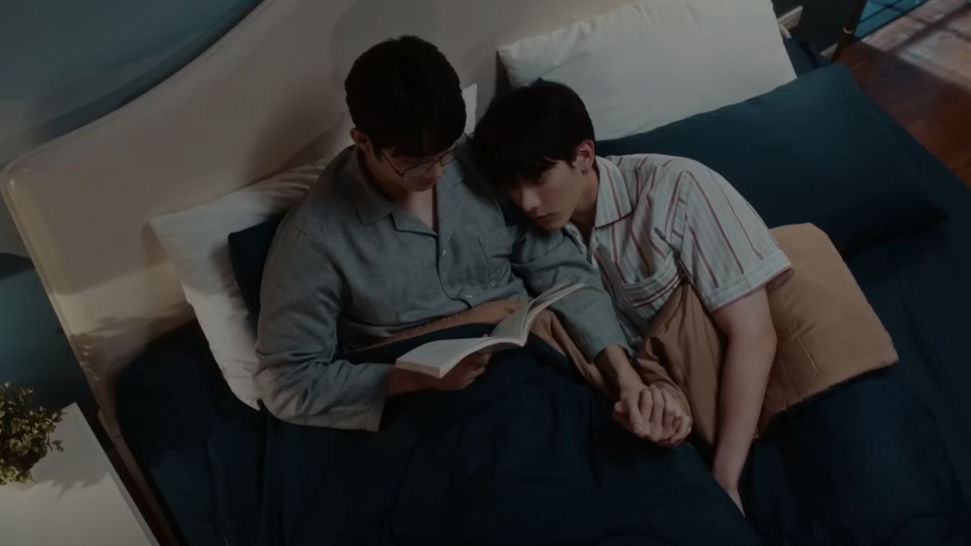 Botphleng lặng người khi tìm thấy một tấm thẻ căn cước lạ trong phòng Tankoon