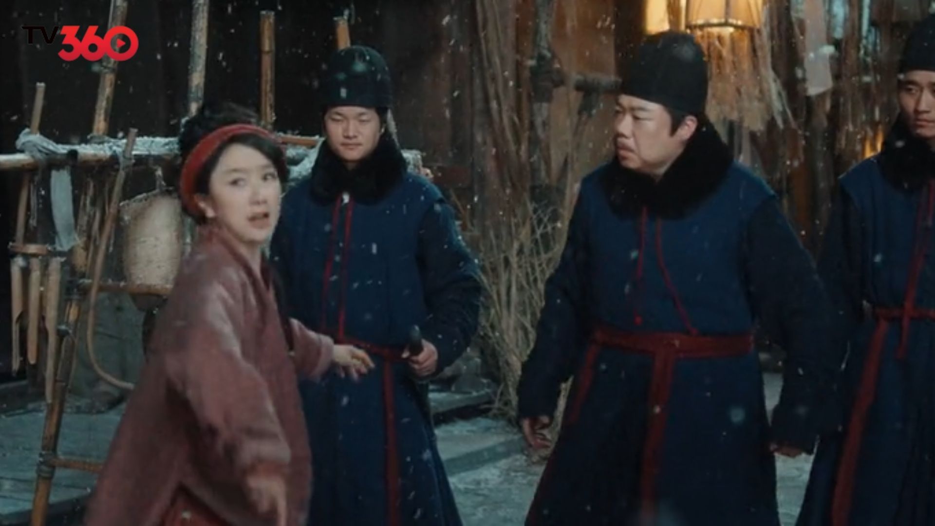 Vinh Thiện Bảo lo lắng băng bó vết thương cho Lục Giang Lai, tình cảm của cả hai càng thêm sâu đậm sau hoạn nạn