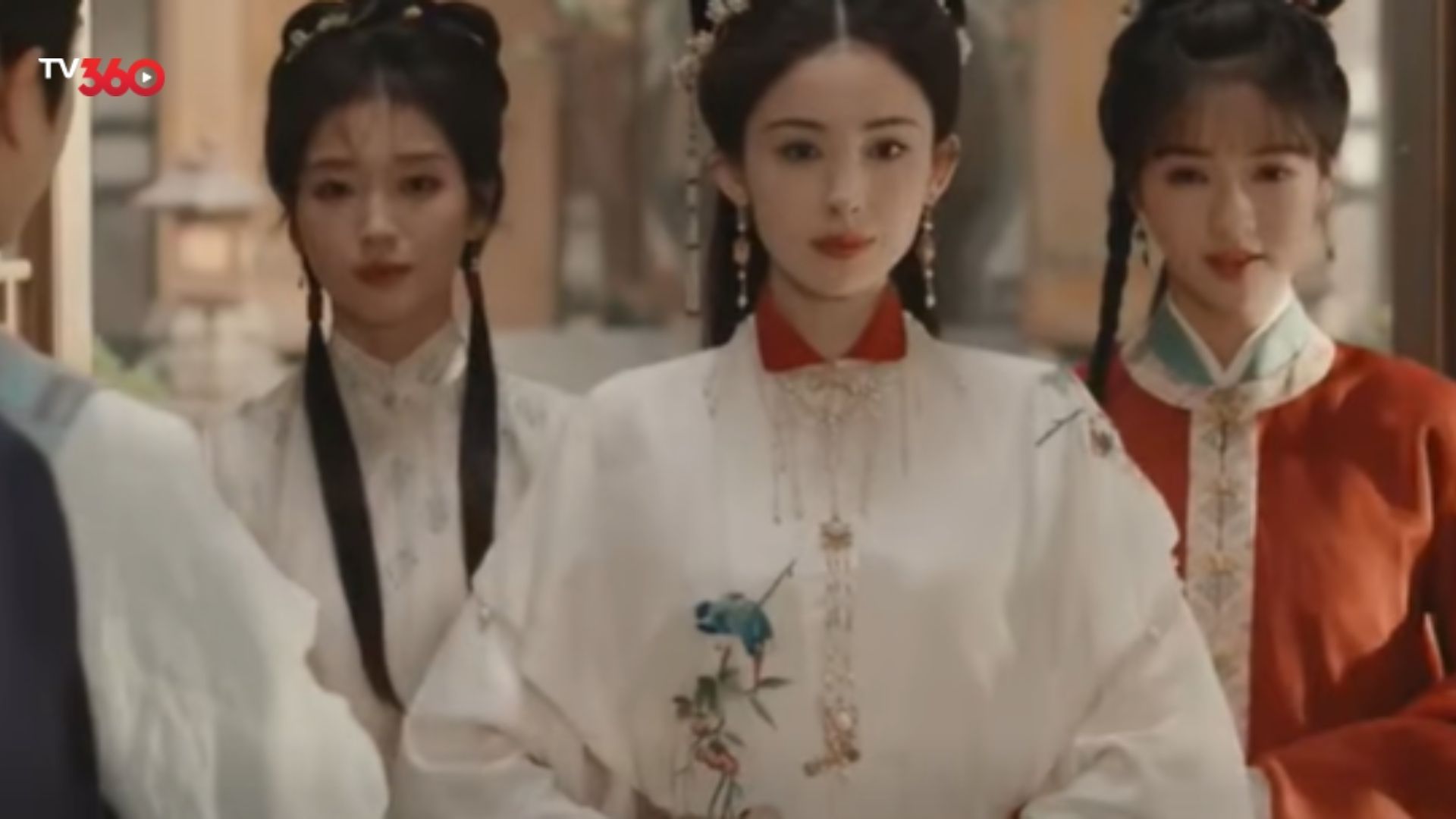 Lục Giang Lai lặng lẽ quan sát những kẻ đang nhắm vào Vinh Thiện Bảo trong buổi thử trà