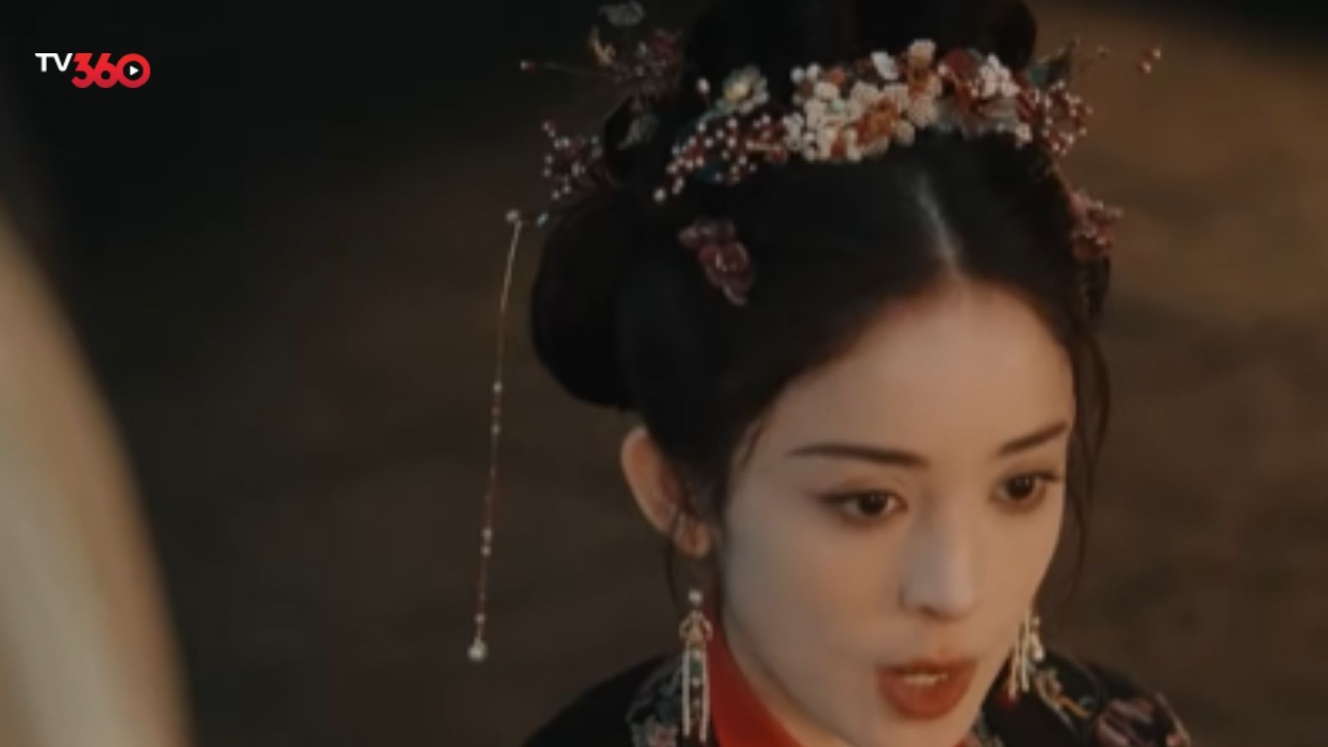 Cả hai cùng nhau cải trang bí mật để thâm nhập vào quán trà nhằm tìm kiếm manh mối quan trọng về vụ án