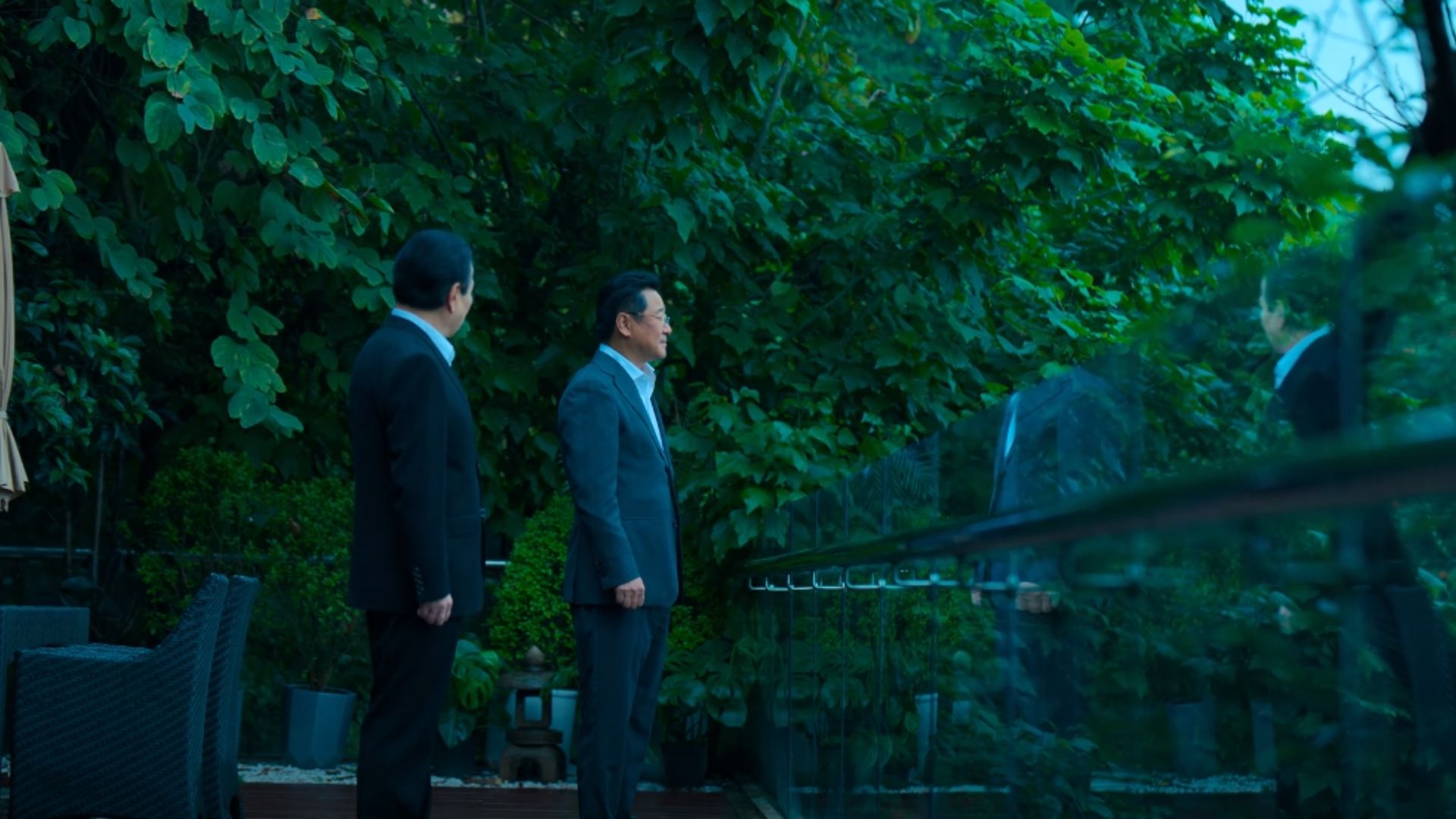 Cao Phong đứng hiên ngang giữa sảnh tiệc, ánh mắt sắc lẹm đối diện với những kẻ thủ ác đang tái dại vì sợ hãi