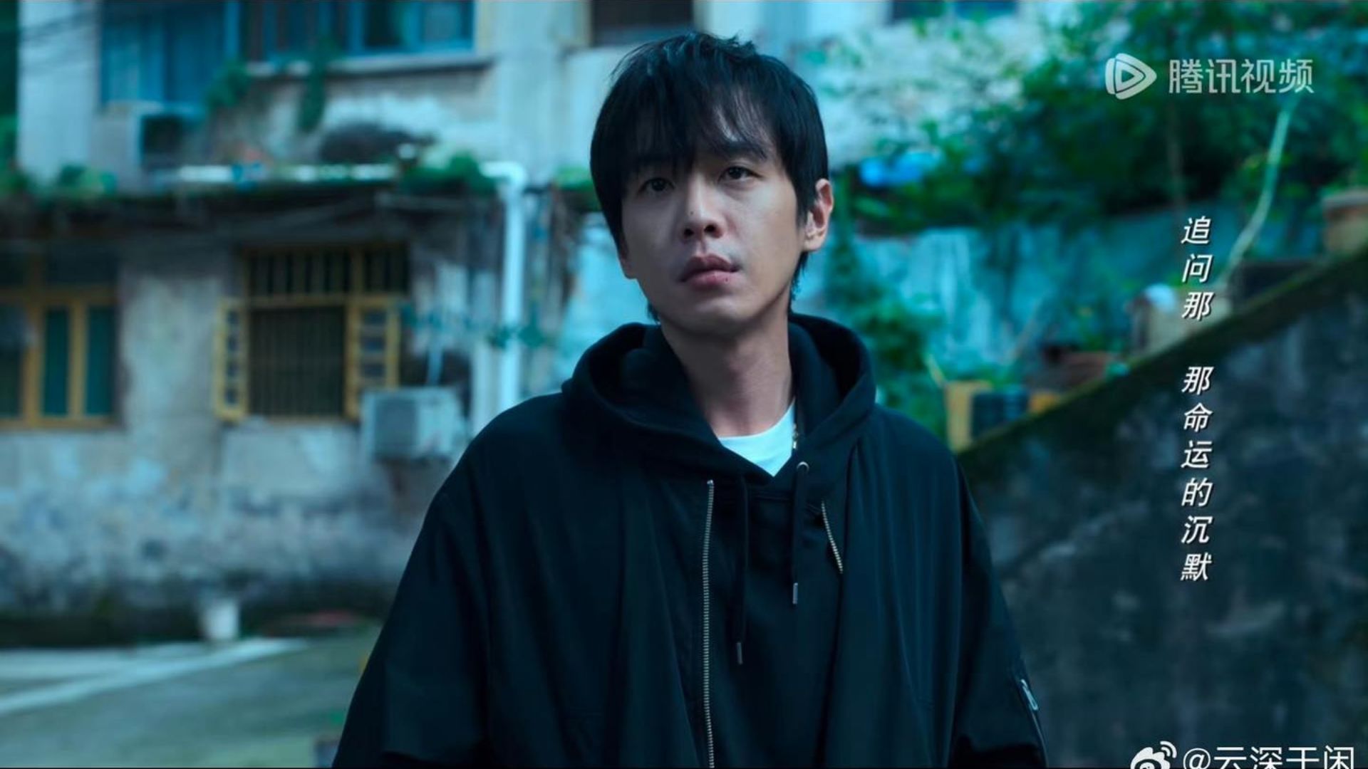 Cao Phong quan sát Lý Hồng Nguyệt từ xa, ánh mắt xoáy sâu vào người đàn bà đang che giấu bí mật tày trờii 