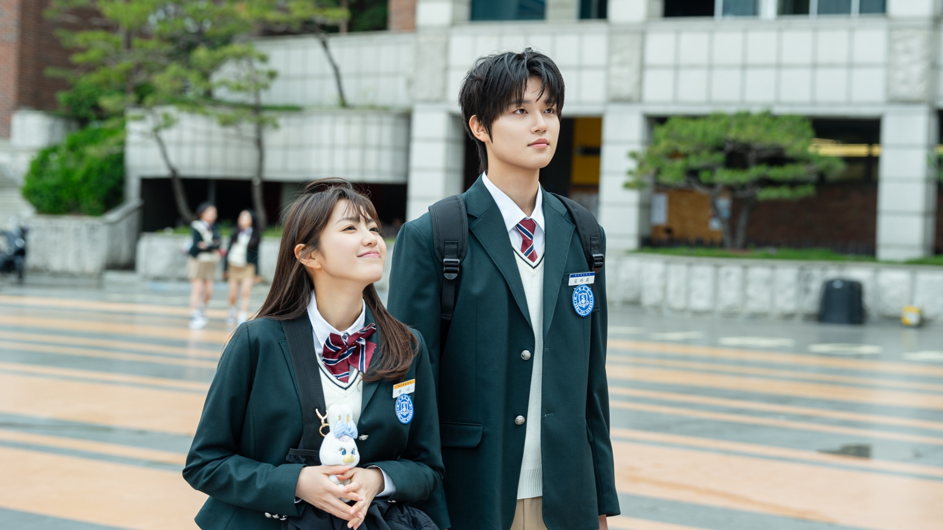 Nonomura Kanon (bên trái) vào vai Hirose Hana, trung tâm bí ẩn trường Segi