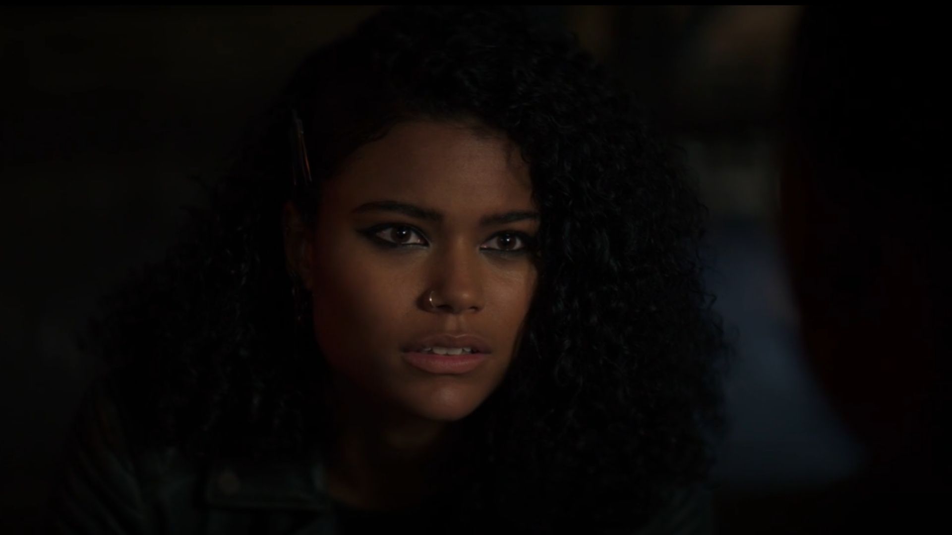 Percy cùng Annabeth đứng trước lối vào vùng biển đầy mây mù và bão tố