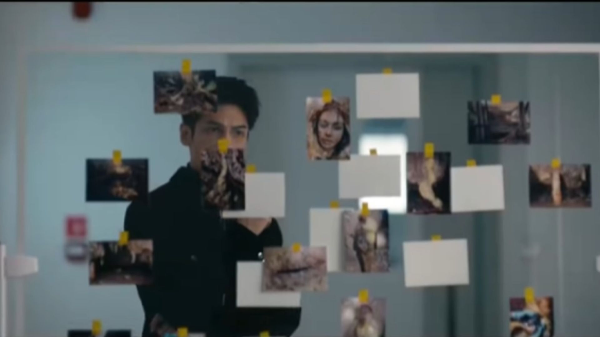 Tề Tư Triết căng thẳng đối chiếu manh mối vụ án mới với kỷ vật của Du Phi