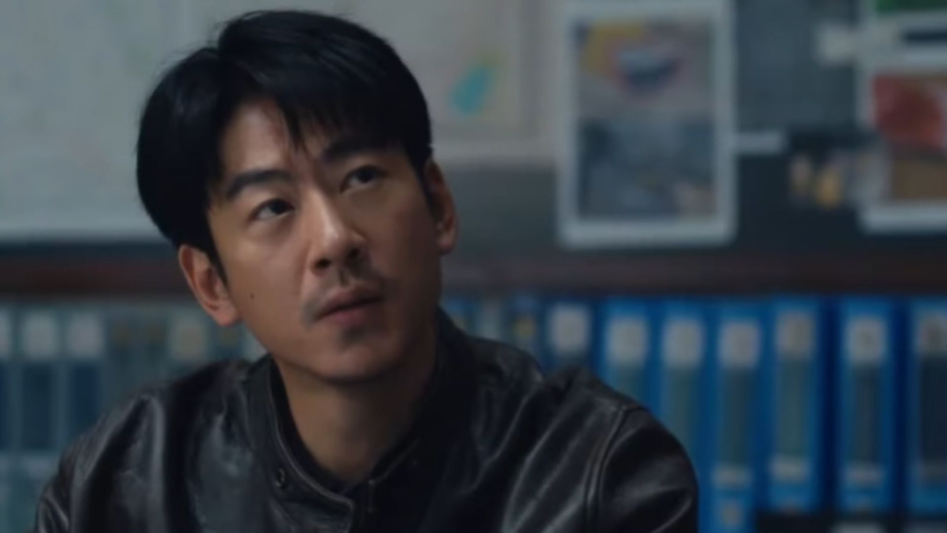 Tề Tư Triết tập trung cao độ dưới kính hiển vi để tìm ra công thức hóa giải độc tố rết khổng lồ trước khi có thêm nạn nhân