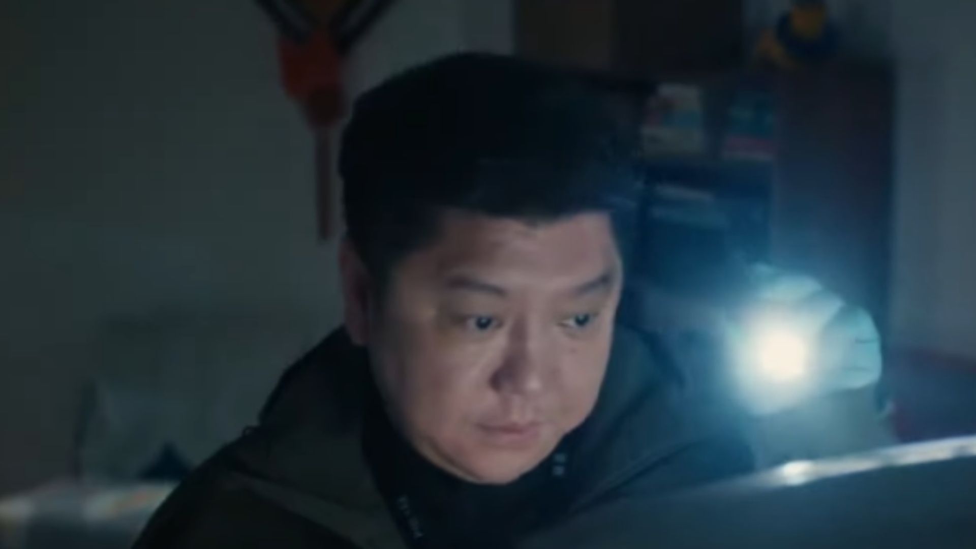 Ánh mắt quyết tuyệt của Tề Tư Triết khi đối mặt với kẻ thù trong căn phòng đầy tơ nhện và cạm bẫy sinh học