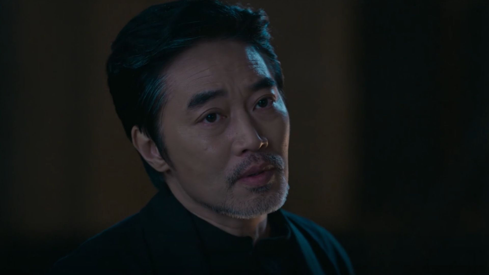 Lưu Thiên Dã thong dong quan sát diễn biến cuộc chiến từ xa qua hệ thống camera giám sát tinh vi