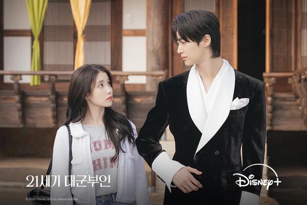 IU và Byeon Woo-seok trong câu chuyện cổ tích hoàng gia thời 4.0 của “Perfect Crown”