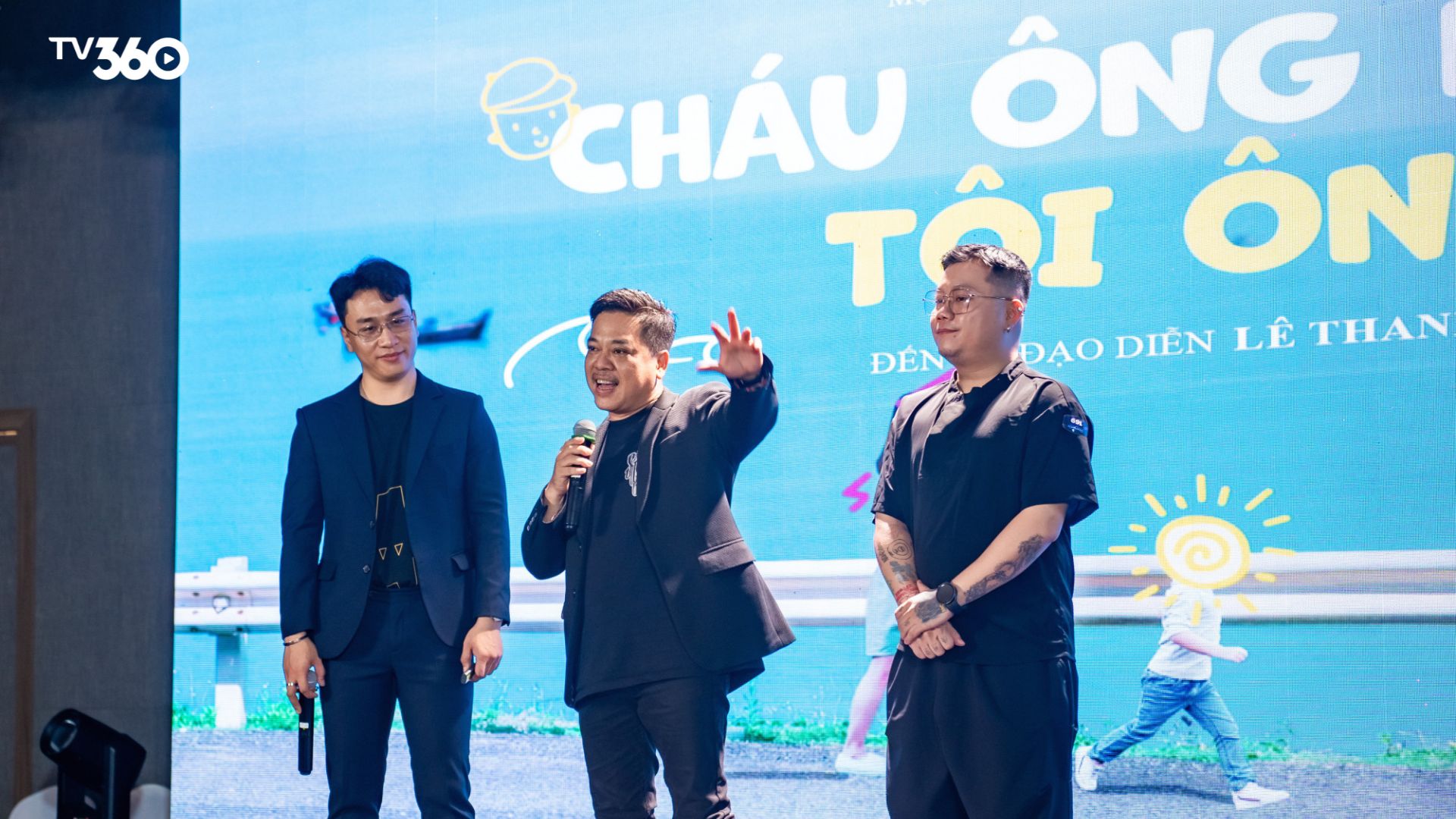 Cháu Của Ông Nội Tội Ông Ba tái hiện hành trình hài hước nhưng thấm đẫm tình thân khi chàng trai trẻ trở về quê ăn Tết và đối mặt những bí ẩn ‘tội ông ba’ do ông nội để lại.