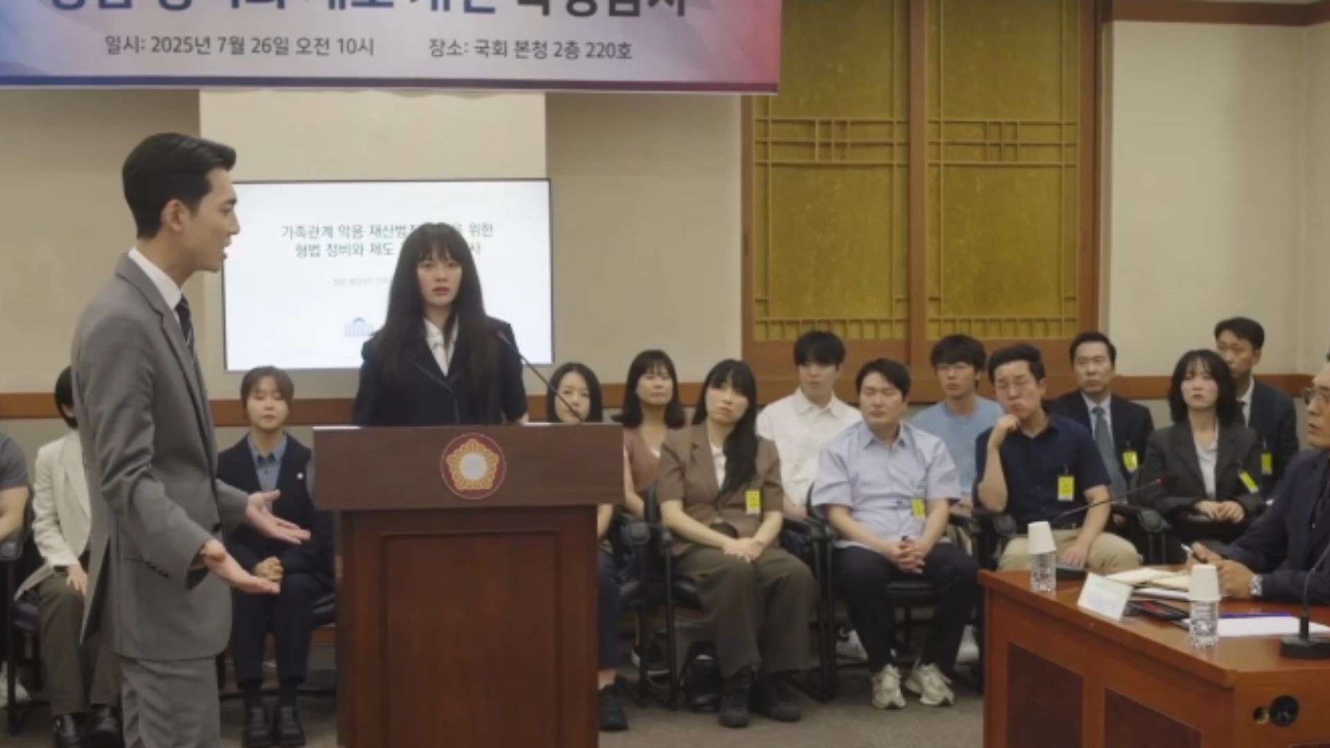 Cả đội luật sư công ích cùng nhau nâng ly chúc mừng cho sự khởi đầu của một kỷ nguyên công lý mới