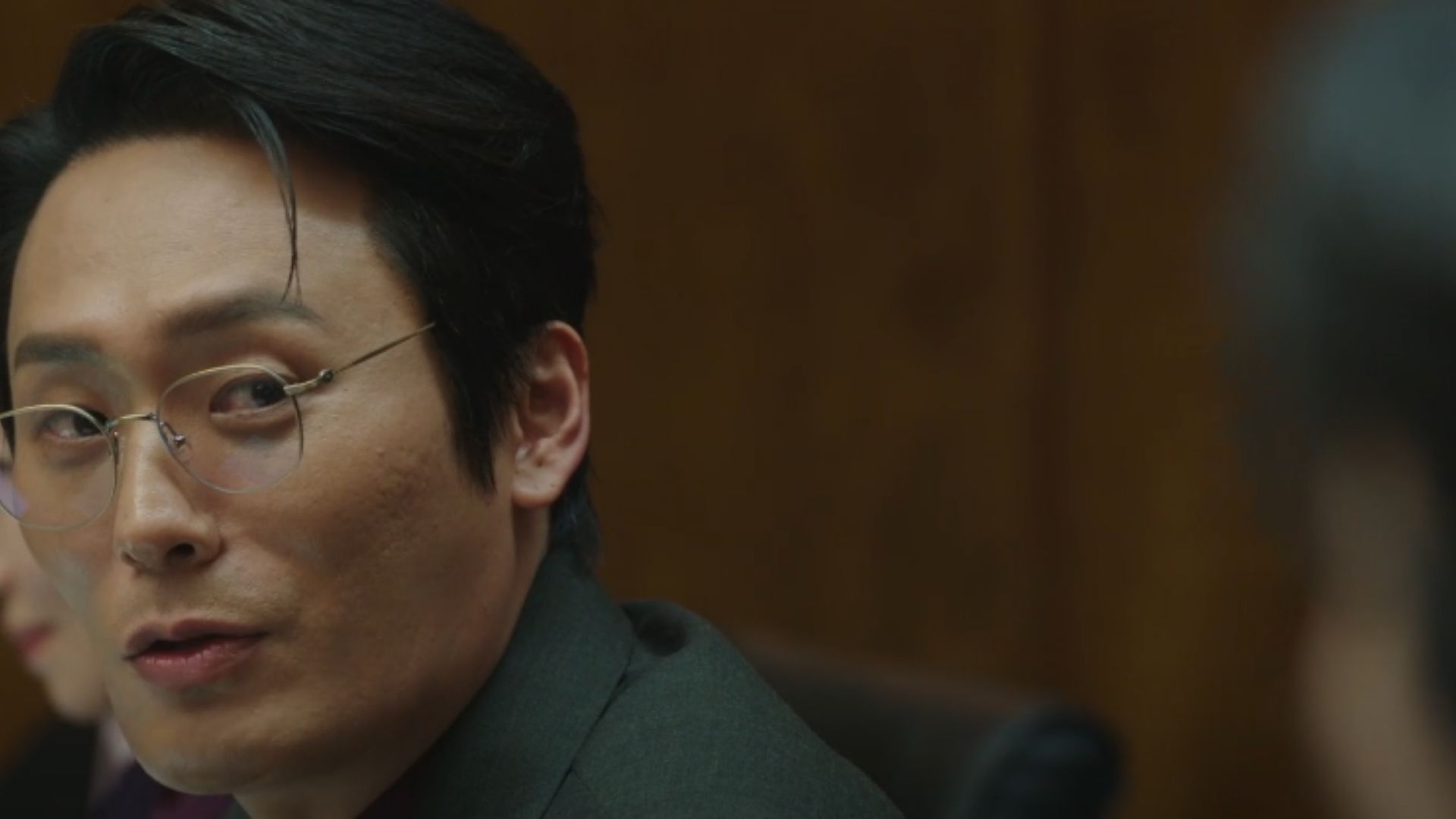 Các luật sư và phóng viên cùng nhau làm việc xuyên đêm để hoàn thiện bản cáo trạng chấn động toàn bộ giới truyền thông