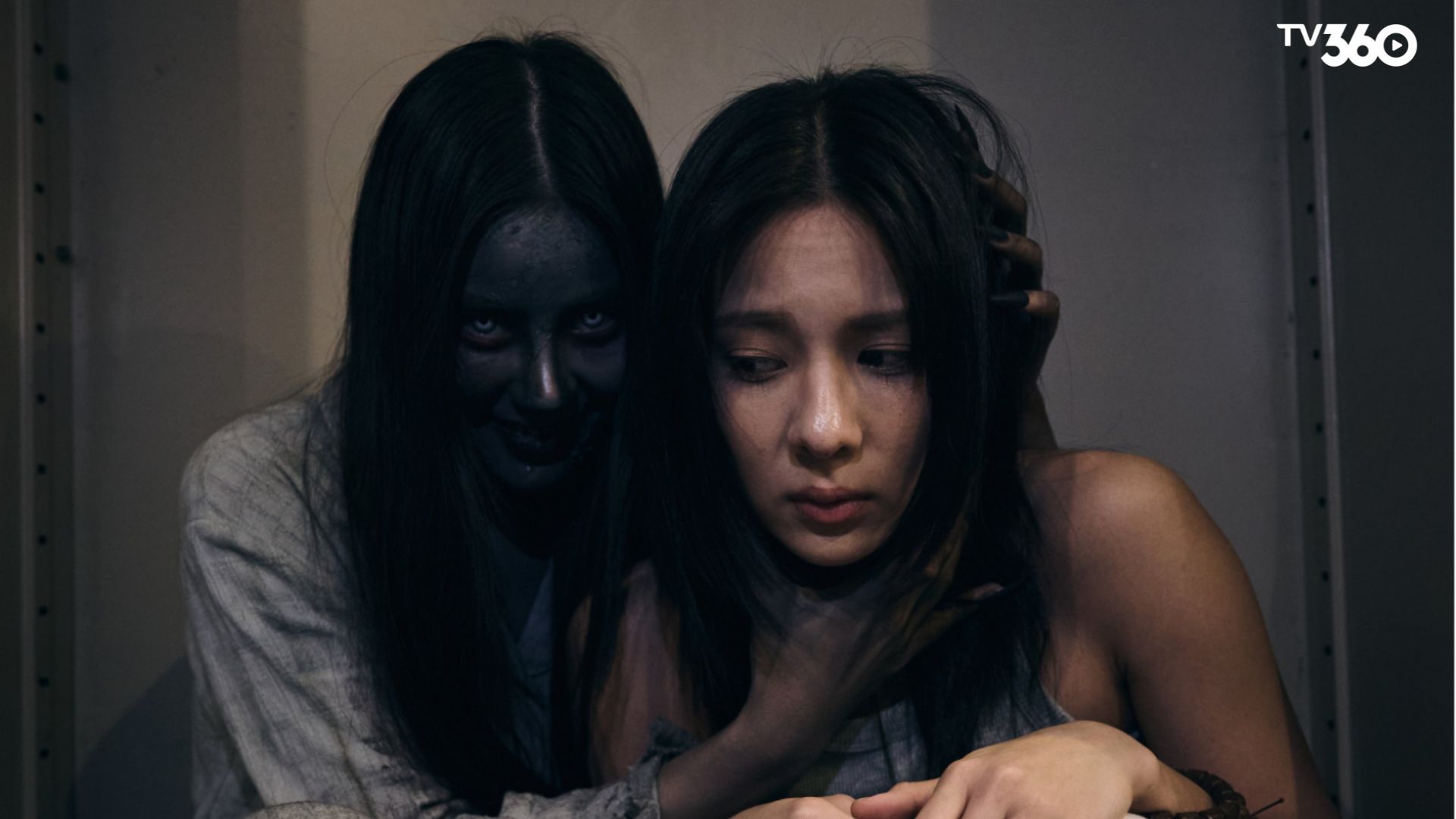 Plaifah hóa thân Boon lạnh lùng mà ấm áp, tạo sức hút bí ẩn khó cưỡng