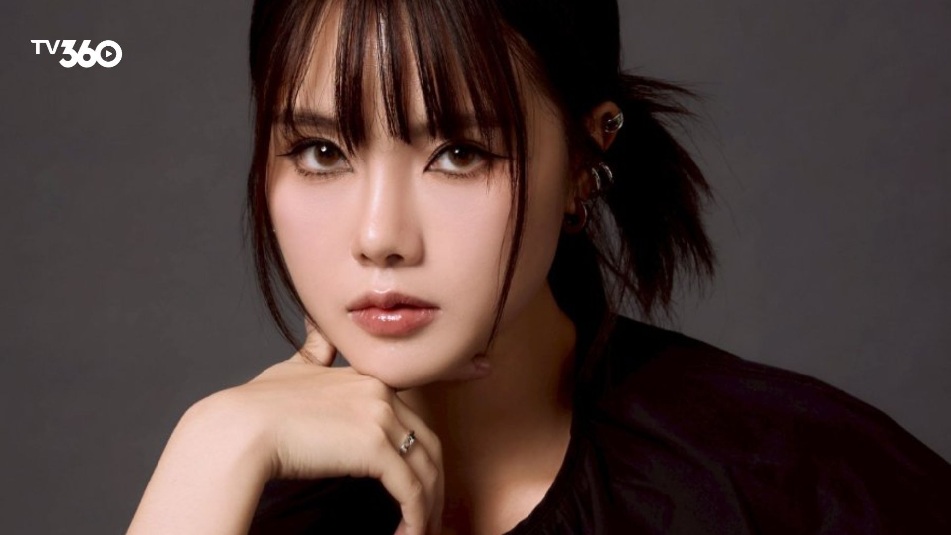 Music lột xác thành Win yếu đuối mà kiên cường giữa cuộc săn đuổi siêu nhiên