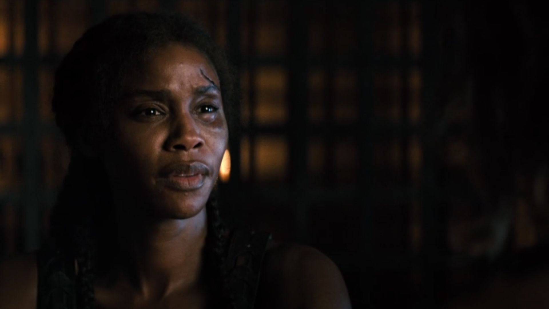 Ashur đứng từ trên cao lạnh lùng quan sát các đấu sĩ bị tra tấn để kiểm tra lòng trung thành